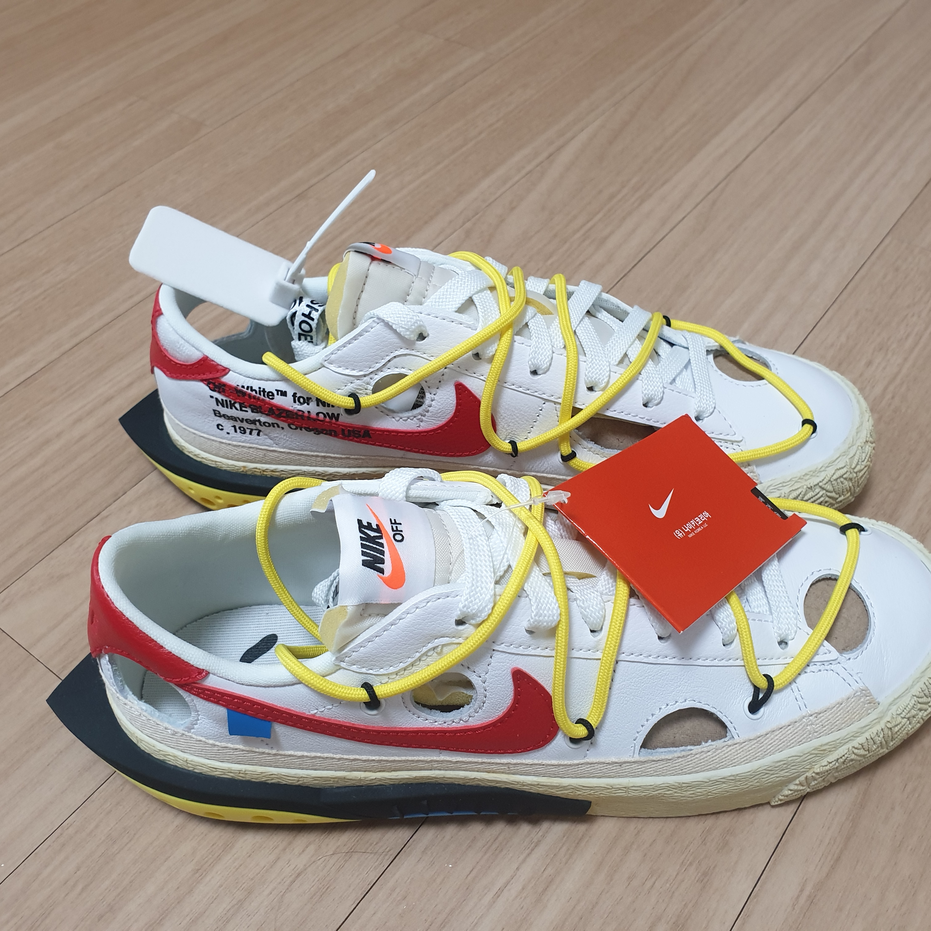 Nike x Off-White Blazer Low '77 White and University Red 착용 스타일 - 1