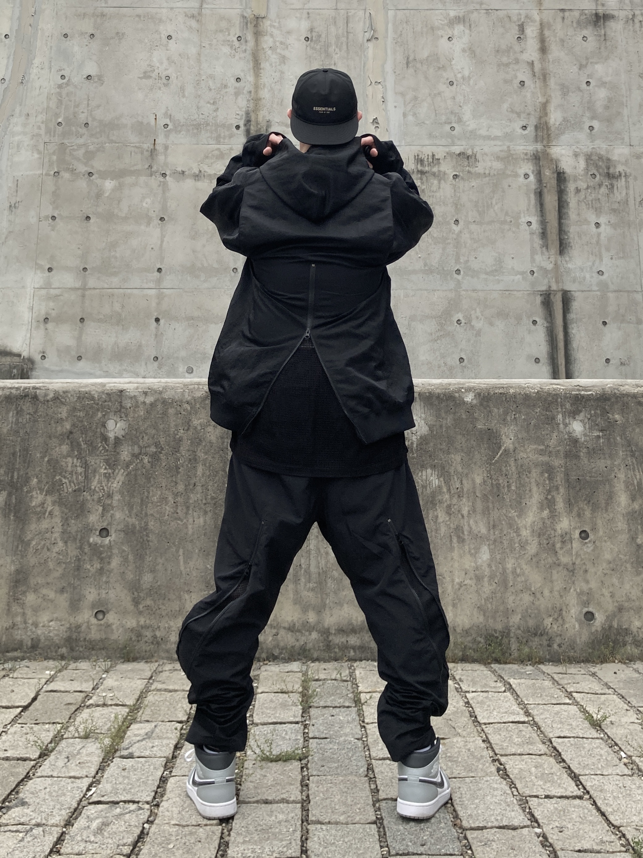 Jordan 1 Mid Light Smoke Grey Anthracite, Essentials x New Era Retro Crown Strapback Black 착용 스타일 - 5