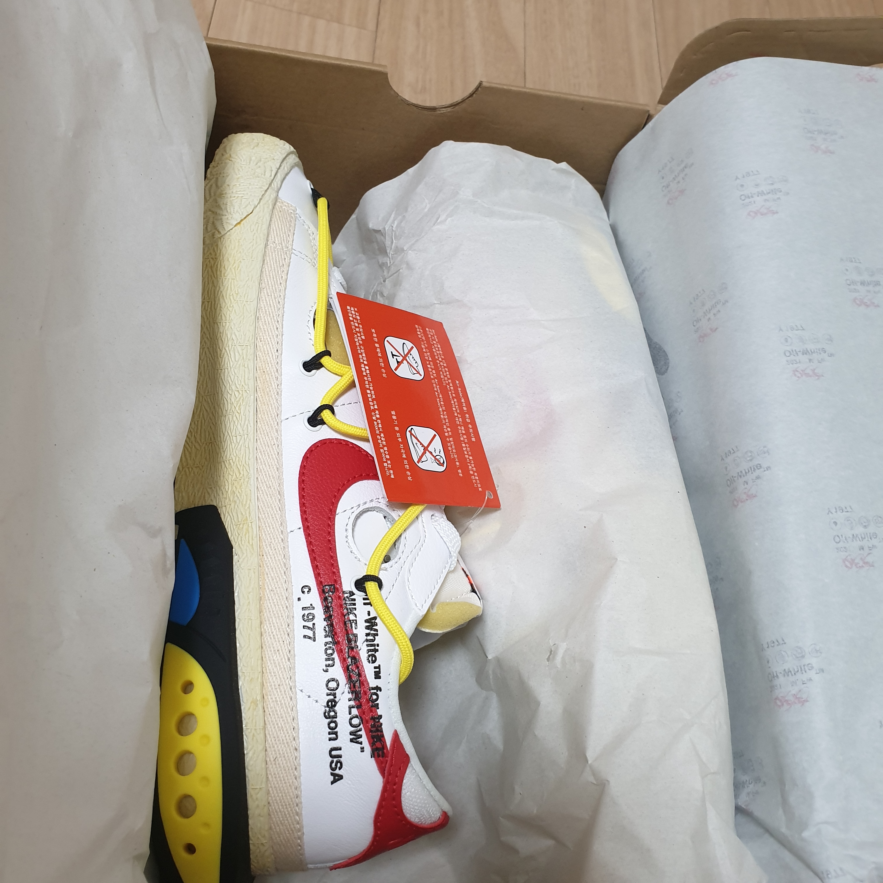 Nike x Off-White Blazer Low '77 White and University Red 착용 스타일 - 2