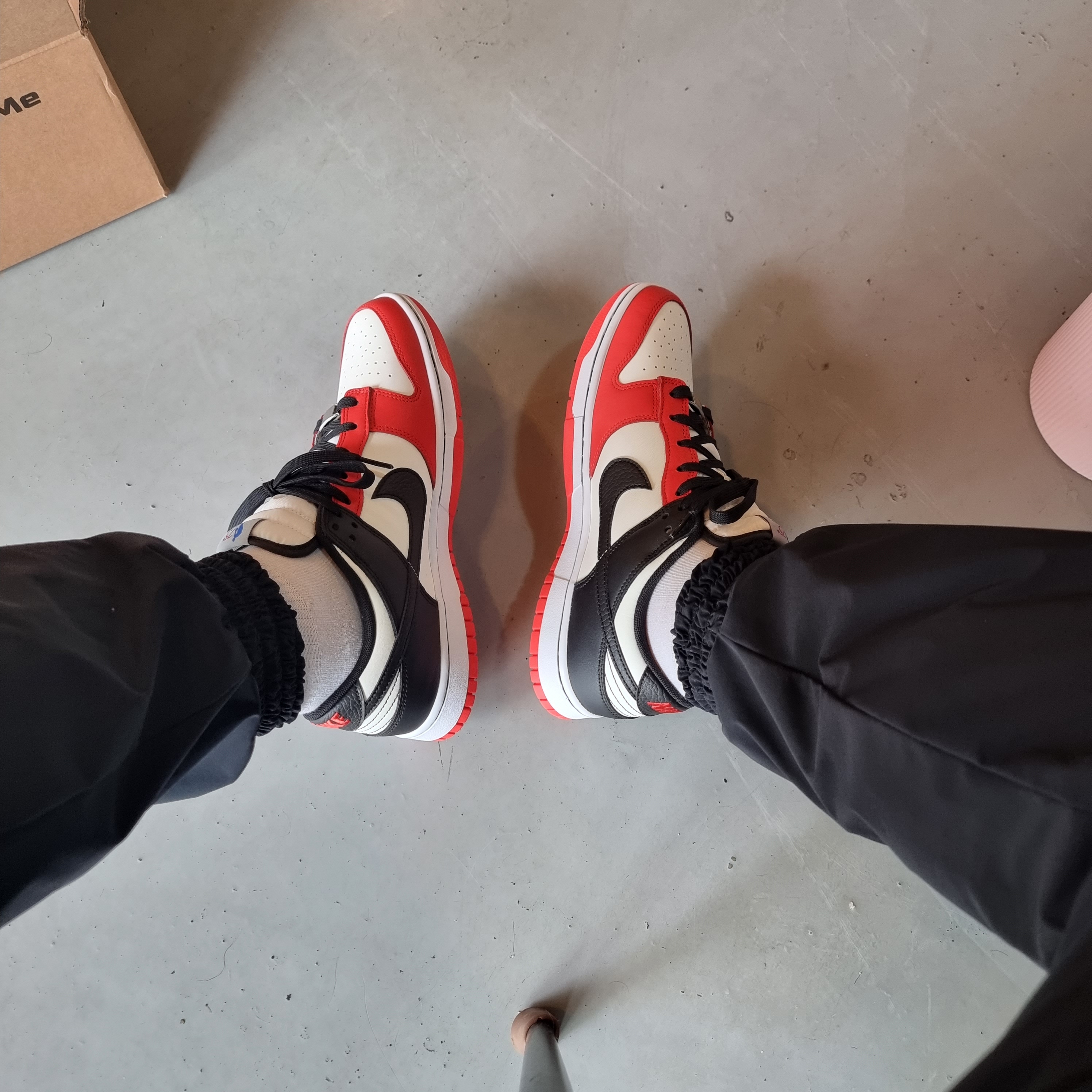 Nike x NBA Dunk Low Retro EMB Black and Chile Red 착용 스타일 - 3
