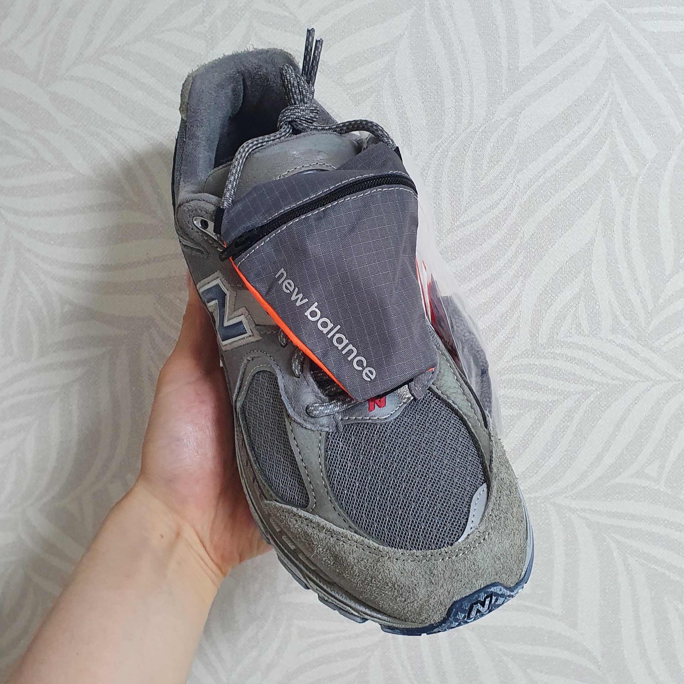 New Balance 2002R Premium Vintage Grey 착용 스타일 - 3