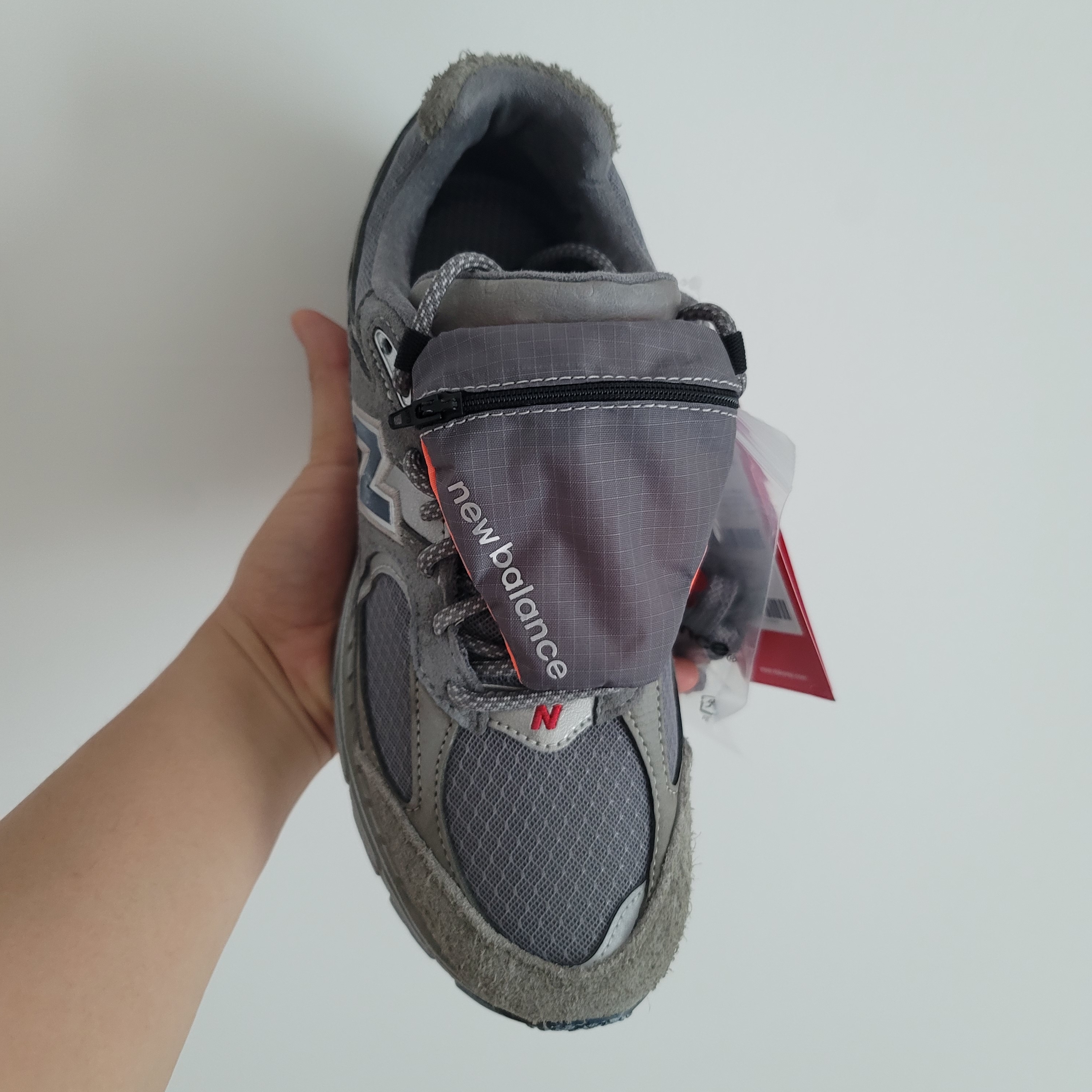 New Balance 2002R Premium Vintage Grey 착용 스타일 - 3
