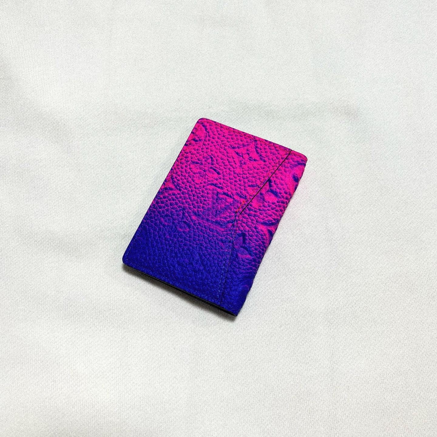 Louis Vuitton Pocket Organizer Taurillon Monogram Bleu Rose 착용 스타일 - 2