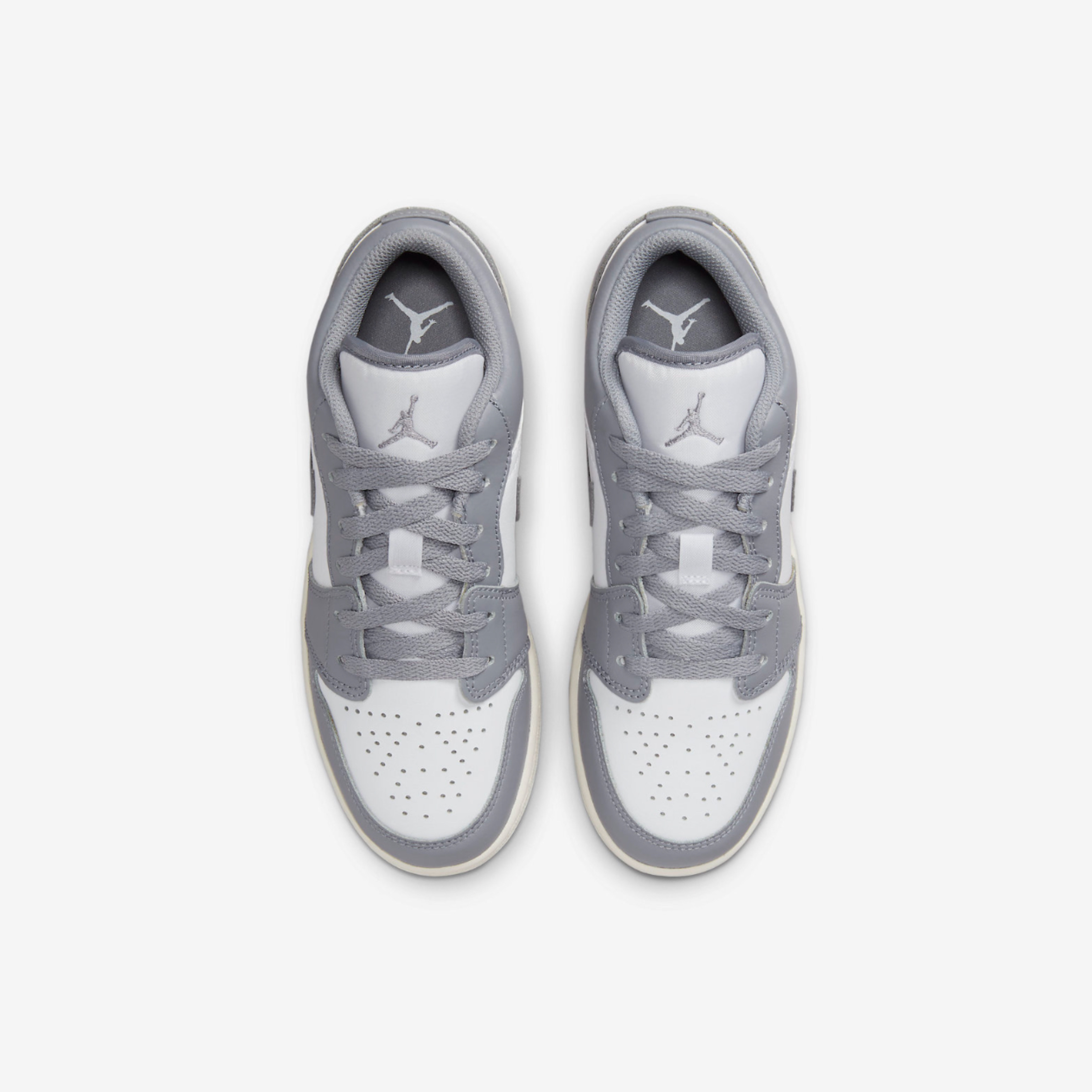 Jordan 1 Low Stealth and White 착용 스타일 - 4