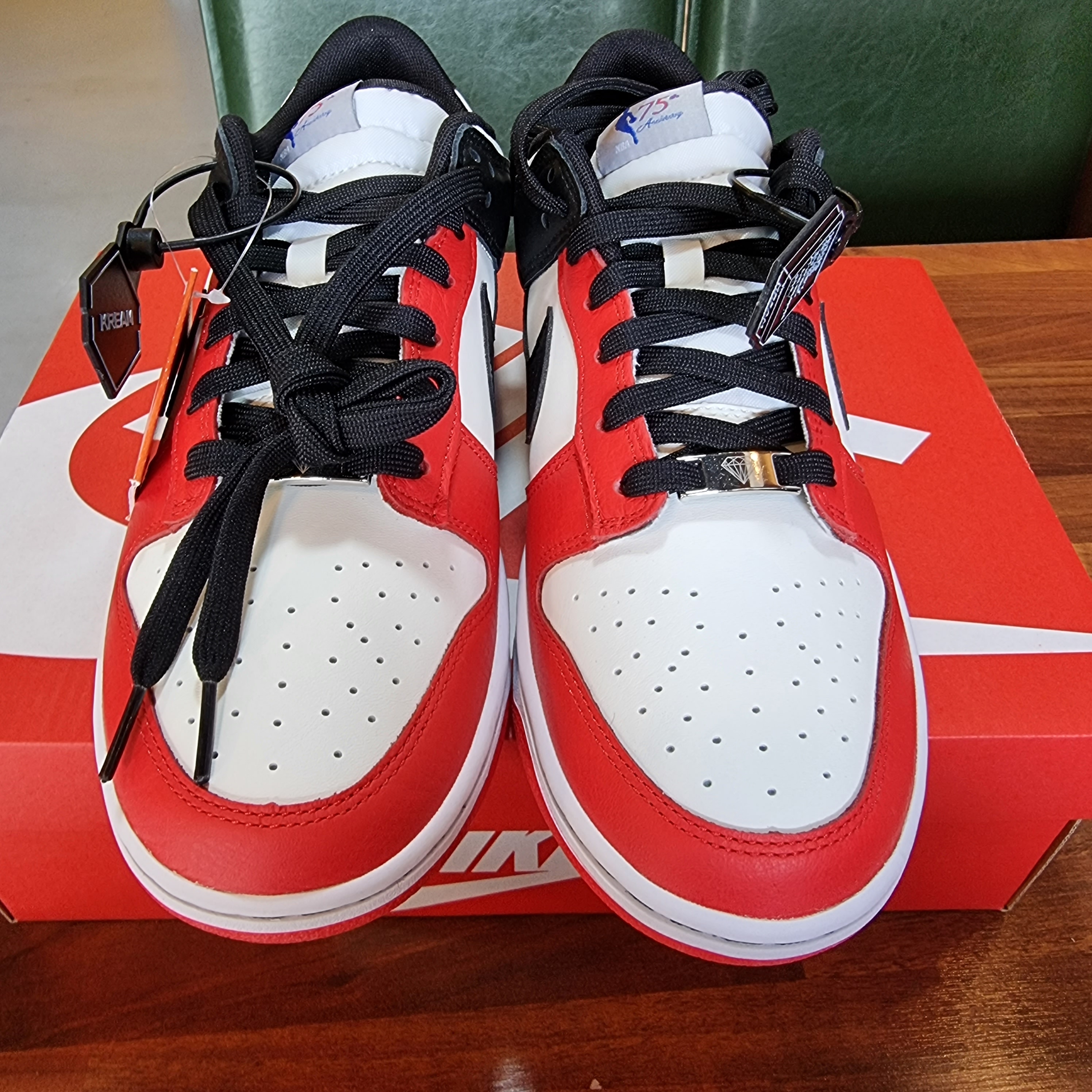 Nike x NBA Dunk Low Retro EMB Black and Chile Red 착용 스타일 - 2