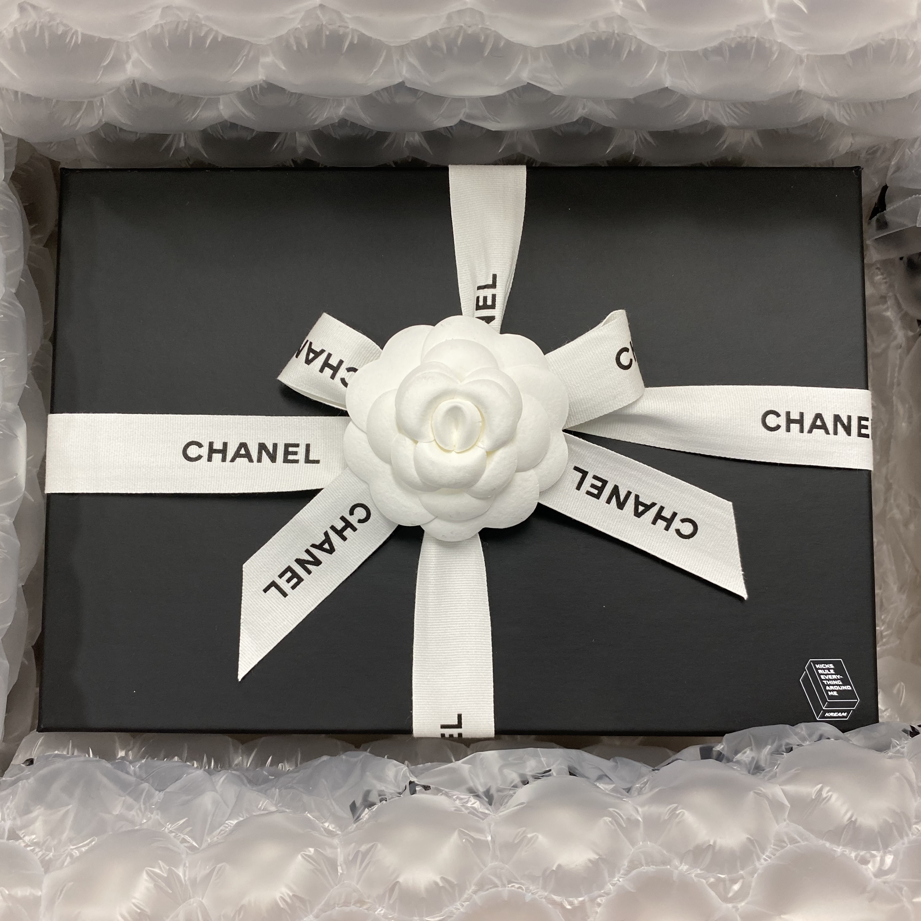 Chanel Classic Wallet On Chain Grained Calfskin & Gold Black 착용 스타일 - 2