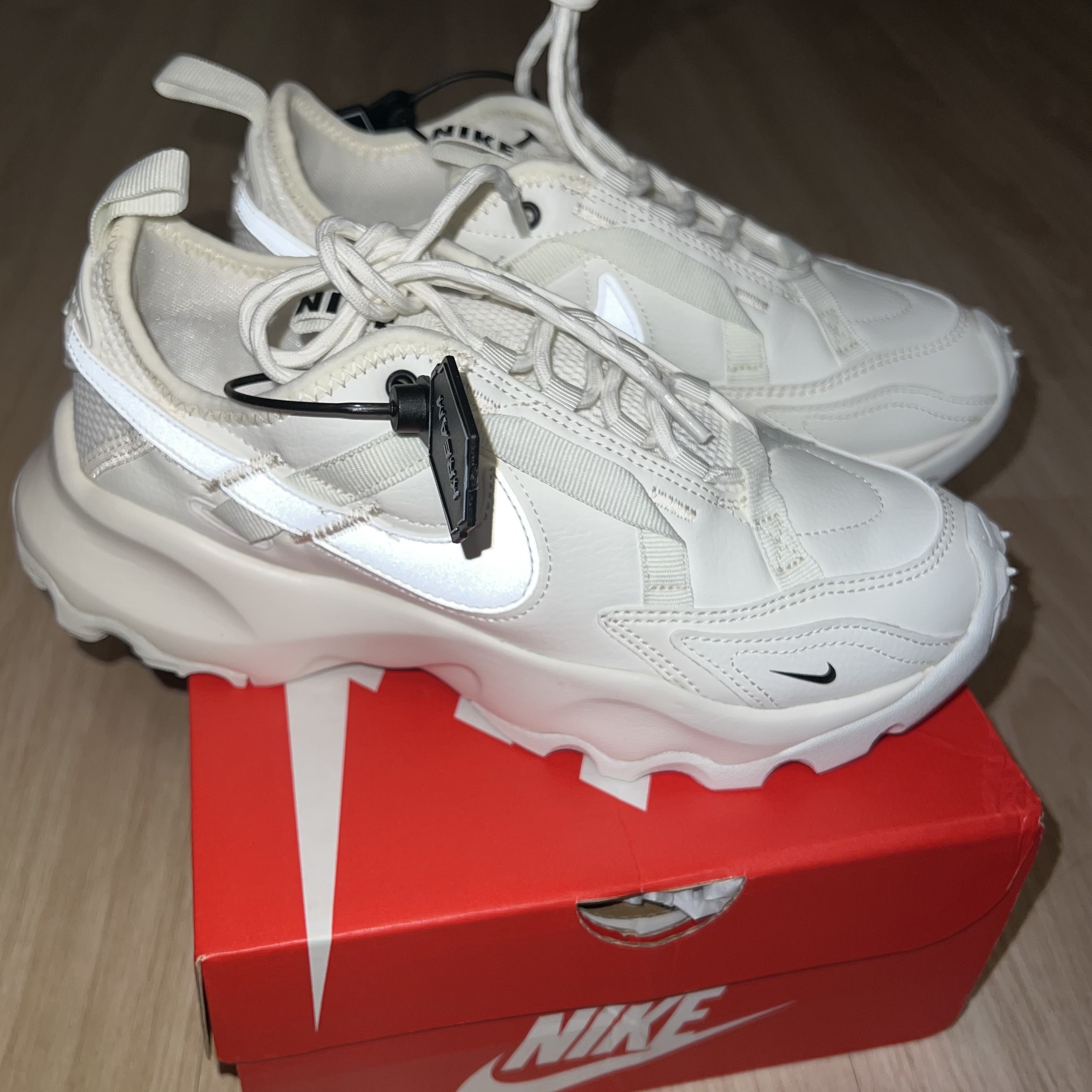 (W) Nike TC 7900 Summit White 착용 스타일