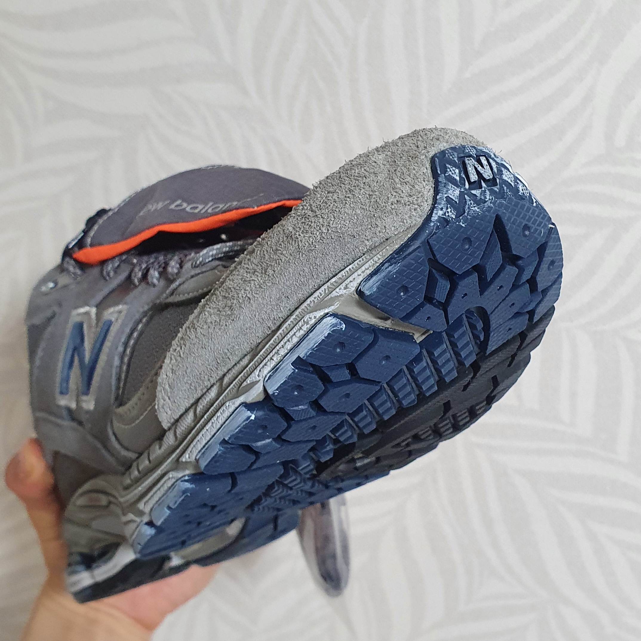New Balance 2002R Premium Vintage Grey 착용 스타일 - 5