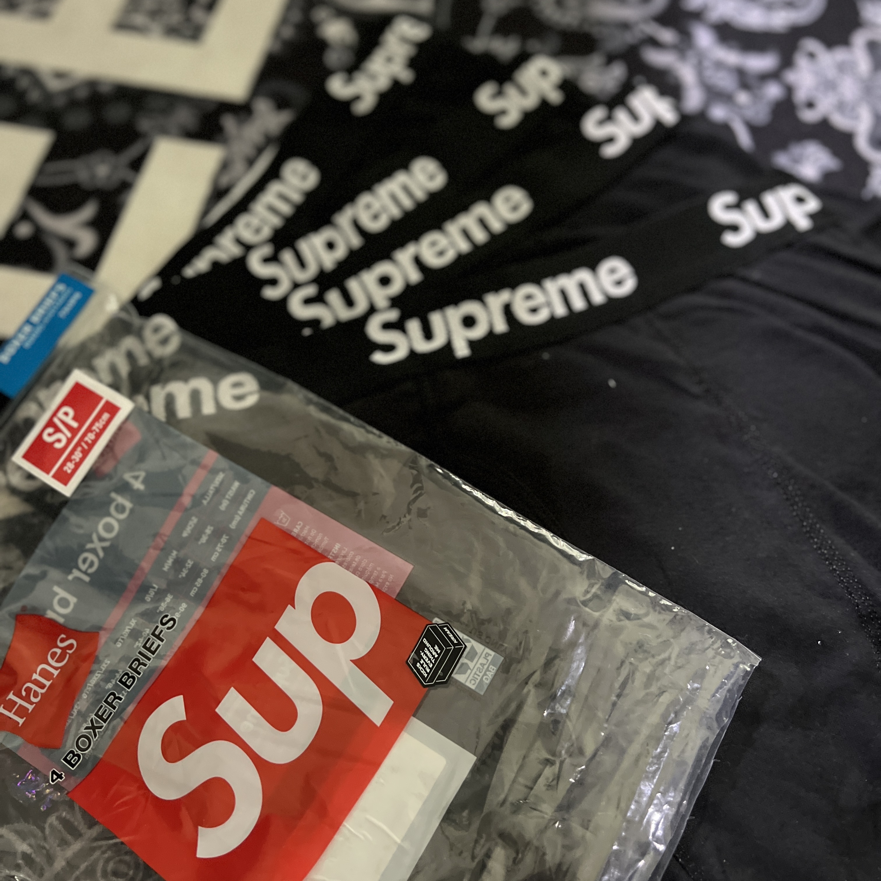 Supreme Hanes Boxer Briefs Black (4 Pack) 착용 스타일