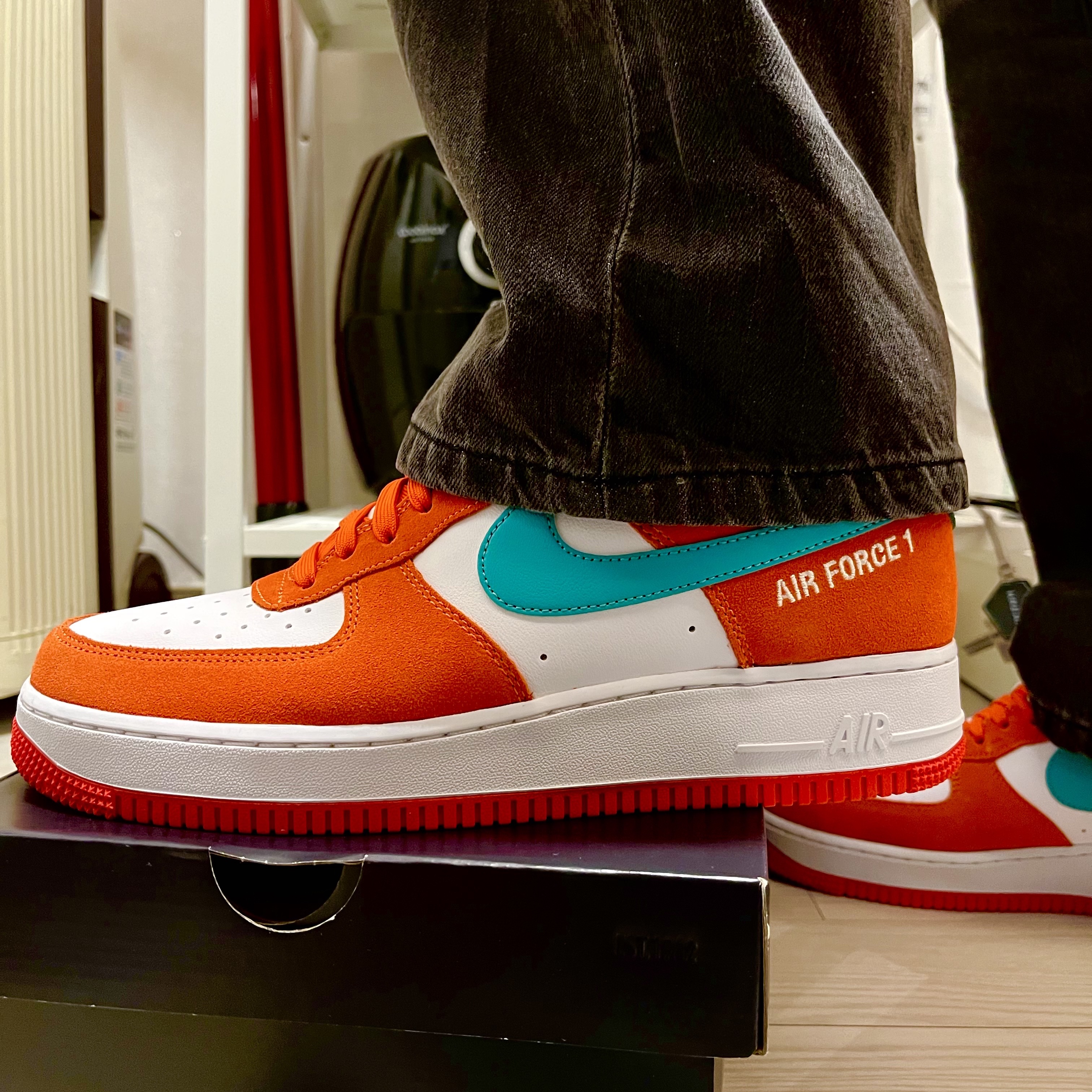 Nike Air Force 1 '07 LV8 Athletic Club Rush Orange Washed Teal 착용 스타일