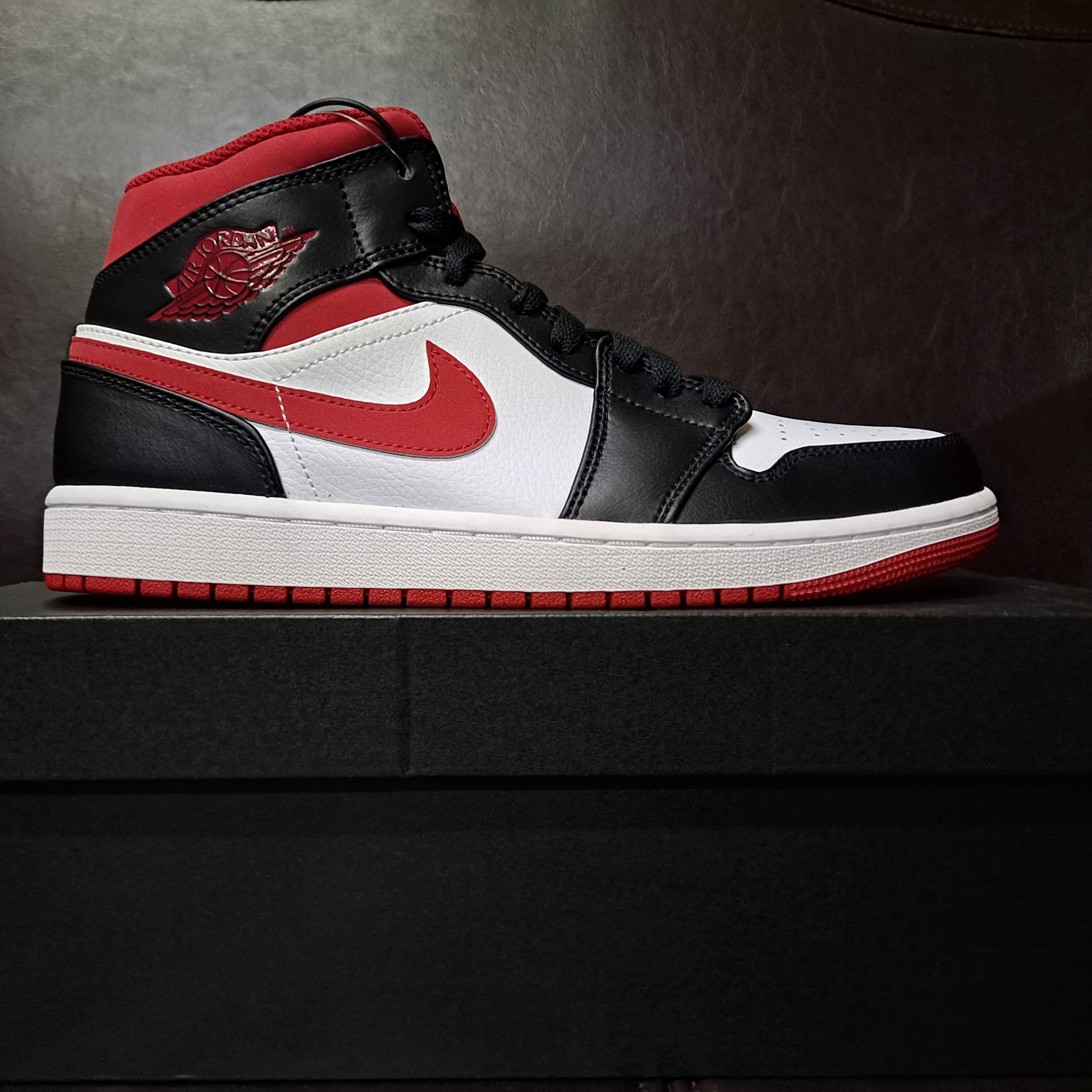 Jordan 1 Mid Gym Red Black White 착용 스타일