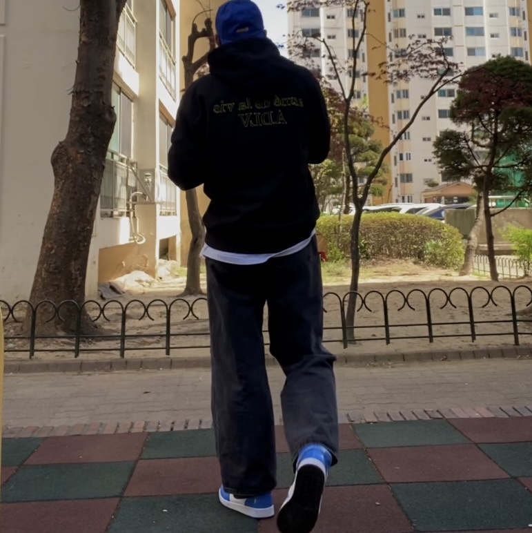 Jordan 1 Mid SE Signal Blue 착용 스타일