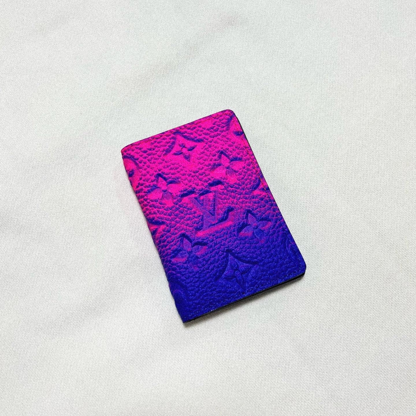 Louis Vuitton Pocket Organizer Taurillon Monogram Bleu Rose 착용 스타일 - 1