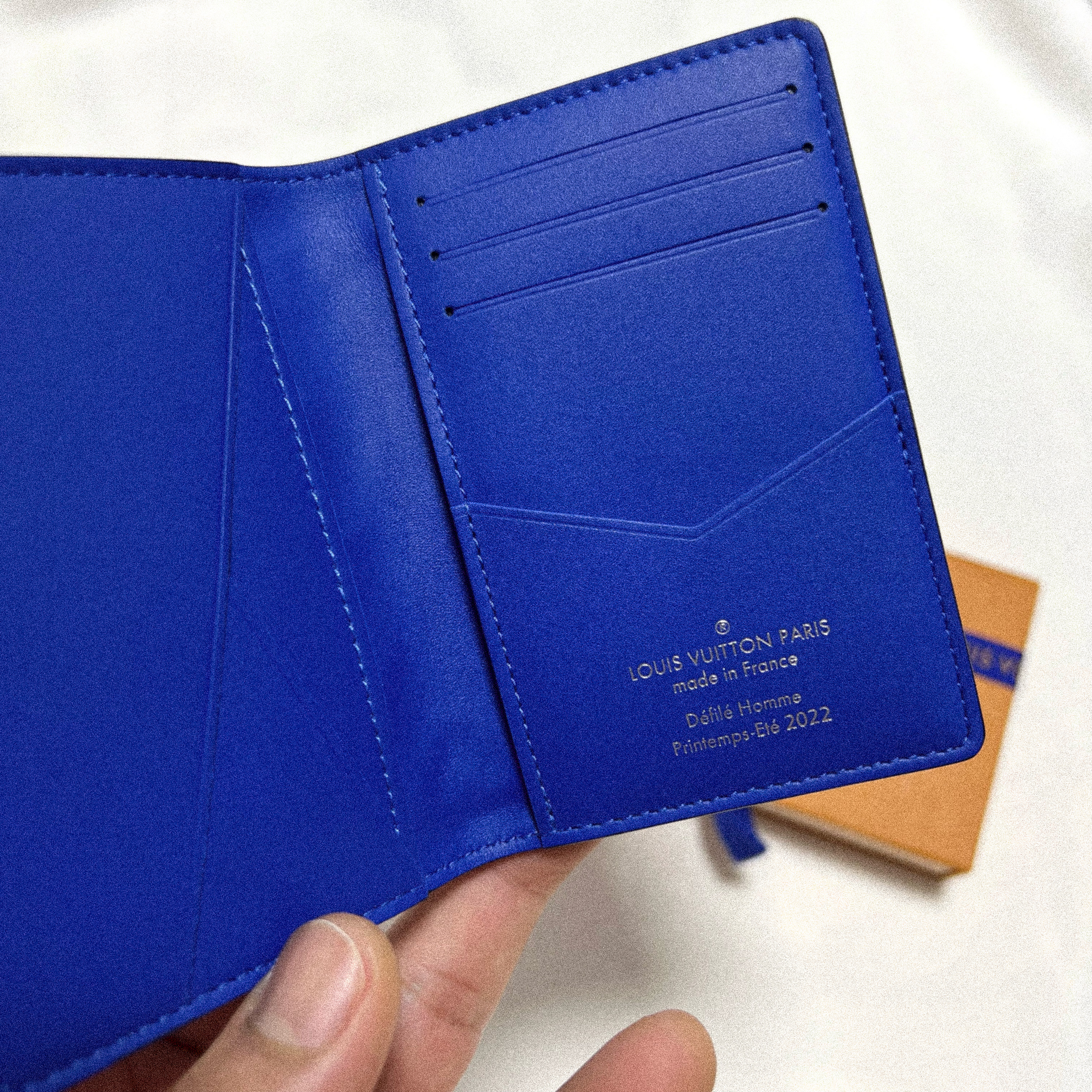 Louis Vuitton Pocket Organizer Taurillon Monogram Bleu Rose 착용 스타일 - 3