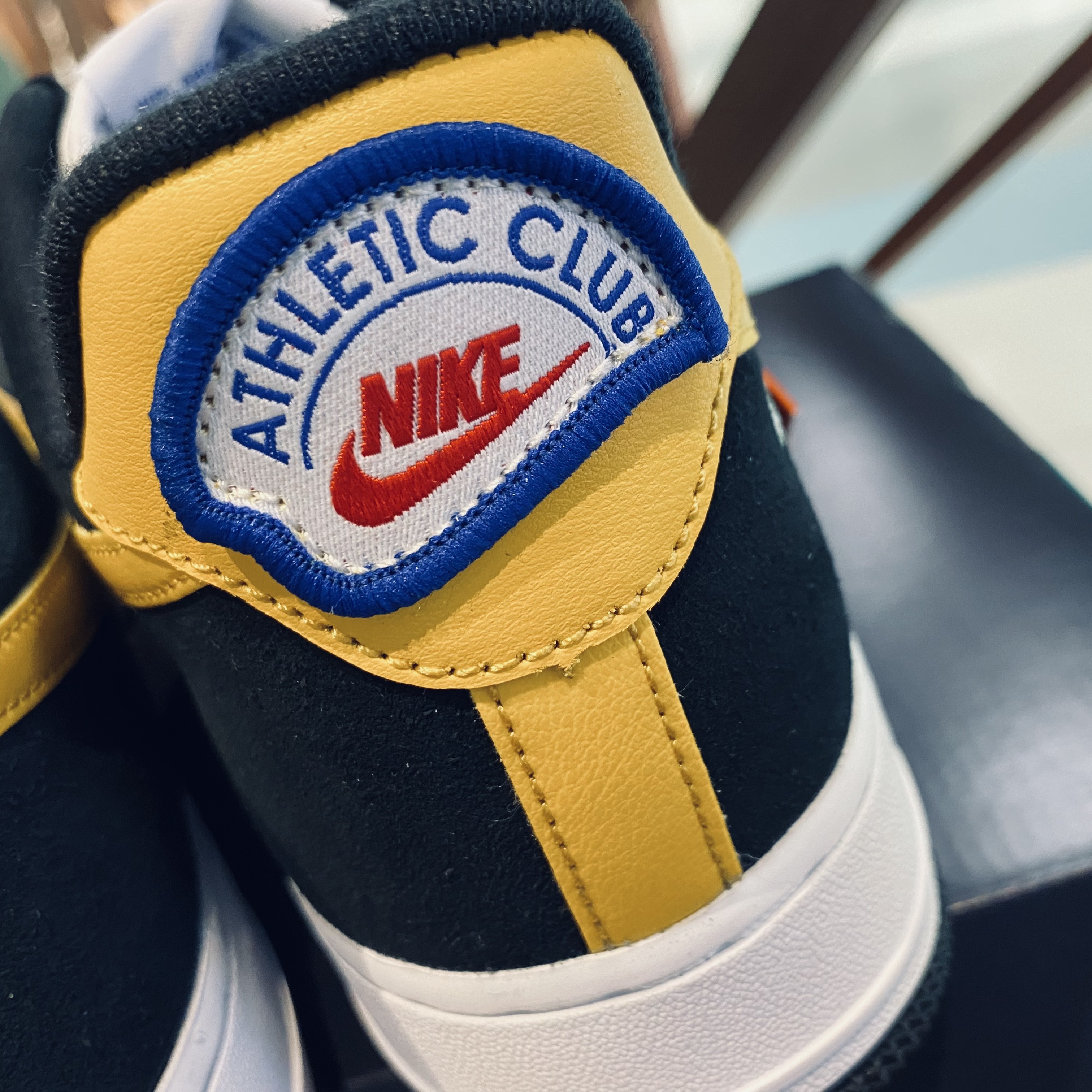 Nike Air Force 1 '07 LV8 Athletic Club Black Dark Sulfur 착용 스타일 - 3