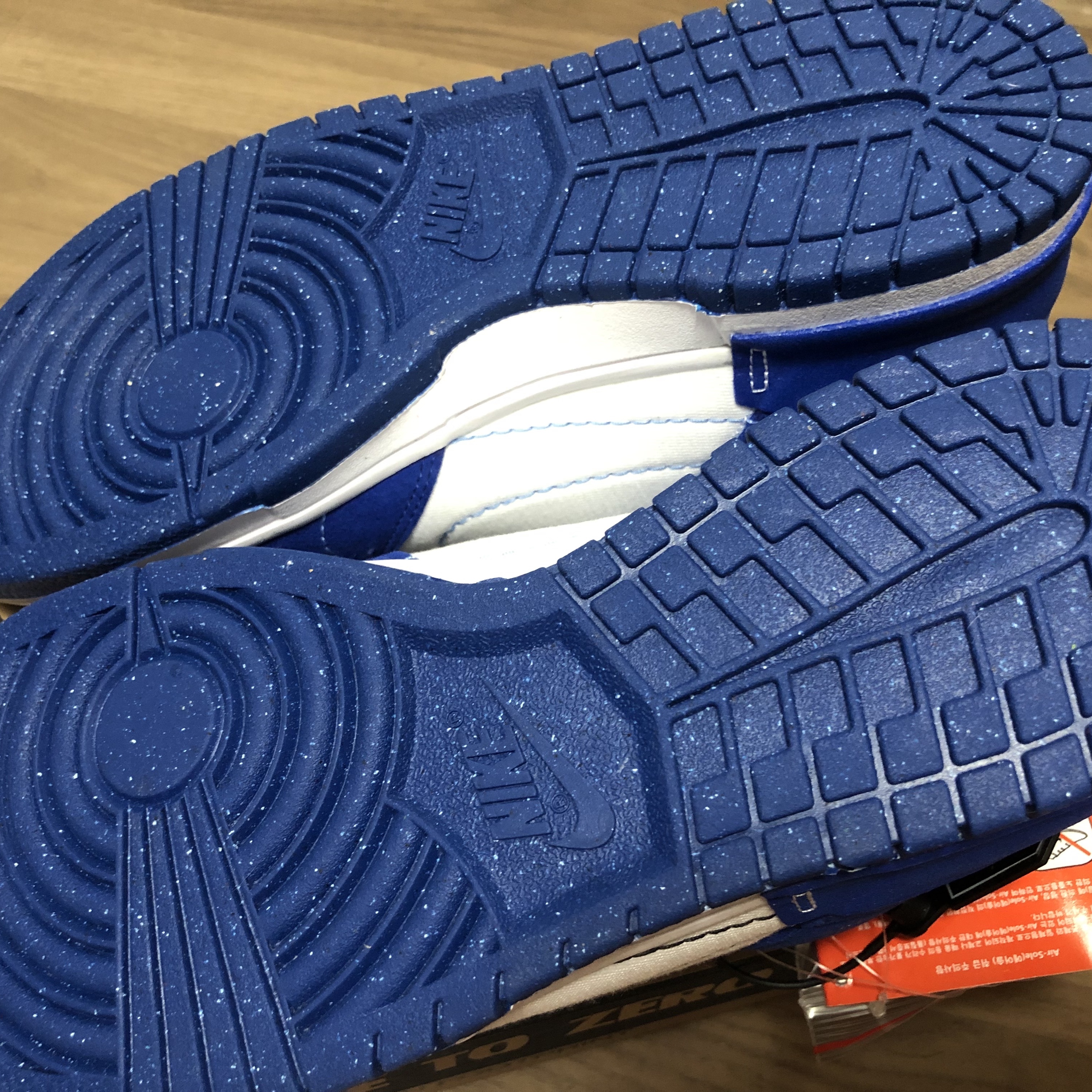 (W) Nike Dunk Low Disrupt 2 White and University Blue 착용 스타일 - 2