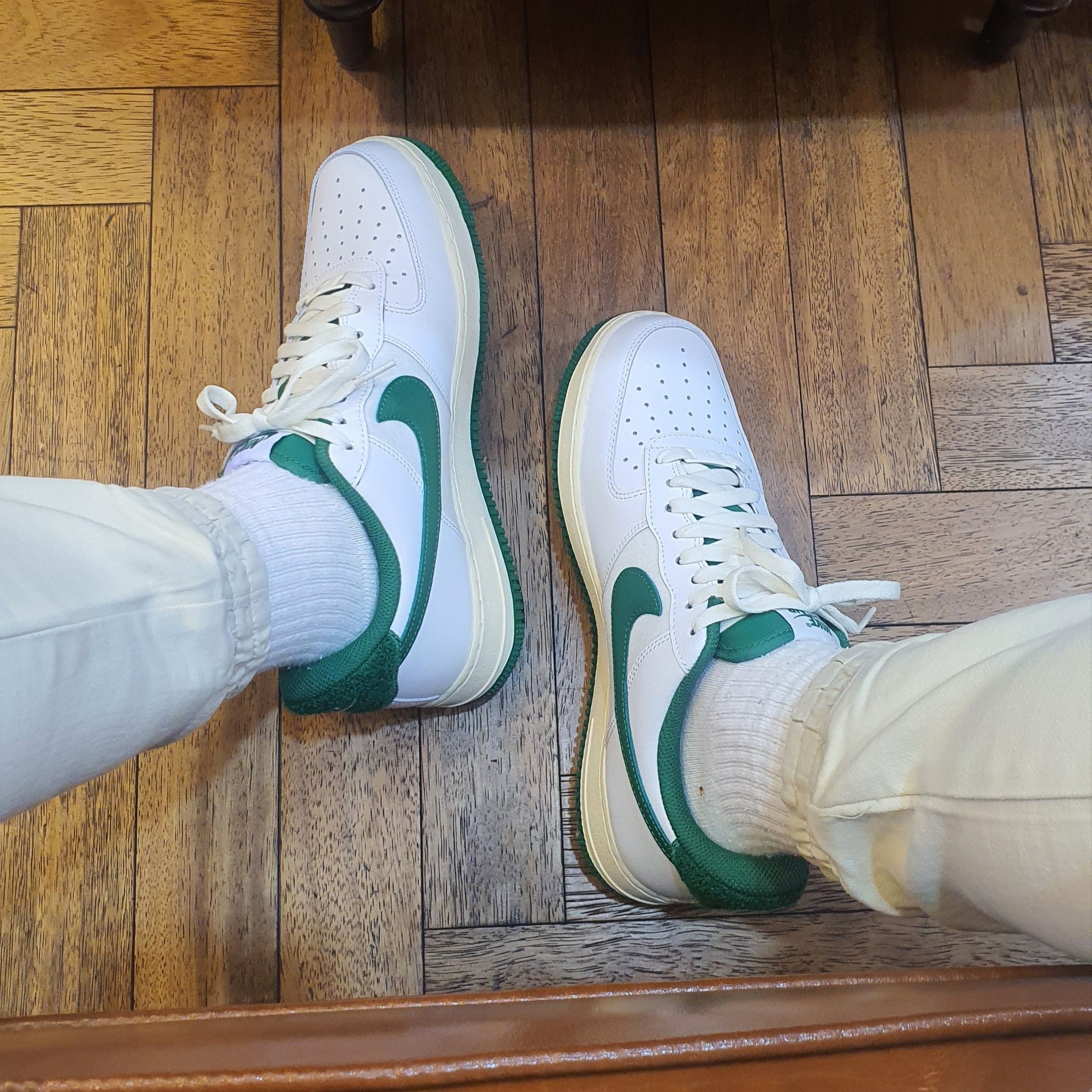 Nike Air Force 1 '07 LV8 Varsity White Pine Green 착용 스타일