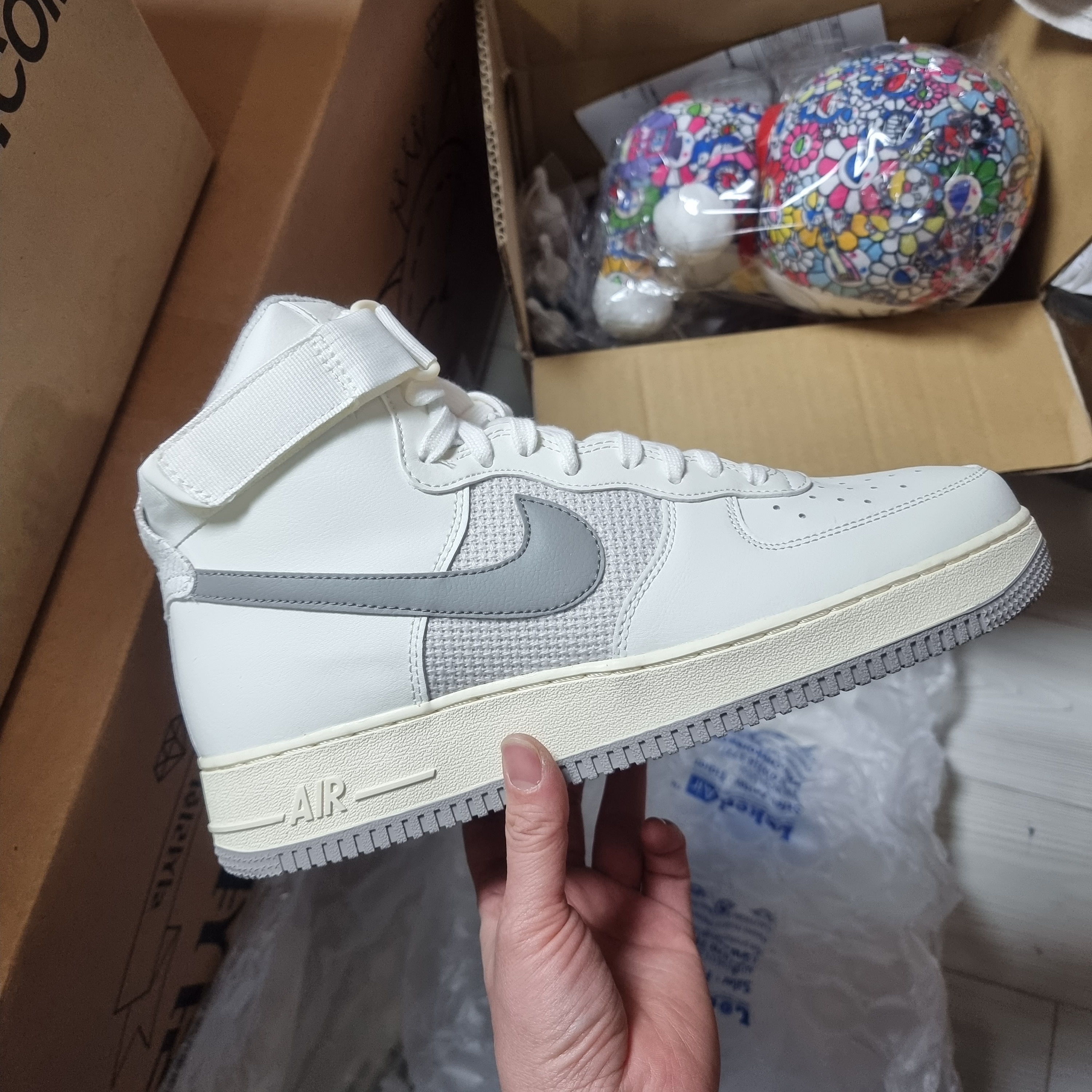 Nike Air Force 1 High '07 LV8 Sail and Medium Grey, Kaikai Kiki Mini Panda Plush Keychain Rainbow Mouth 착용 스타일 - 1