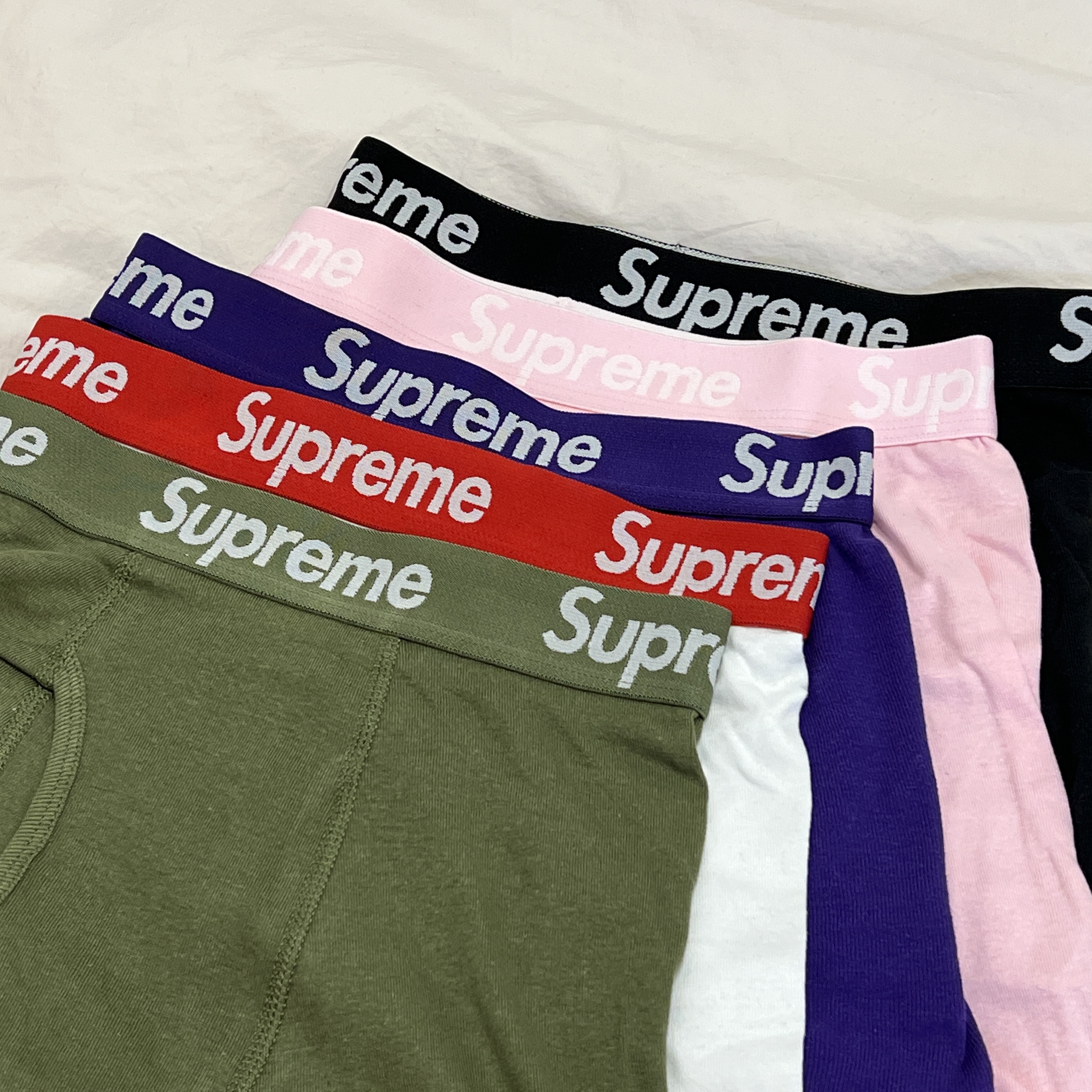 Supreme Hanes Boxer Briefs White (4 Pack), Supreme Hanes Boxer Briefs Black (4 Pack) 착용 스타일