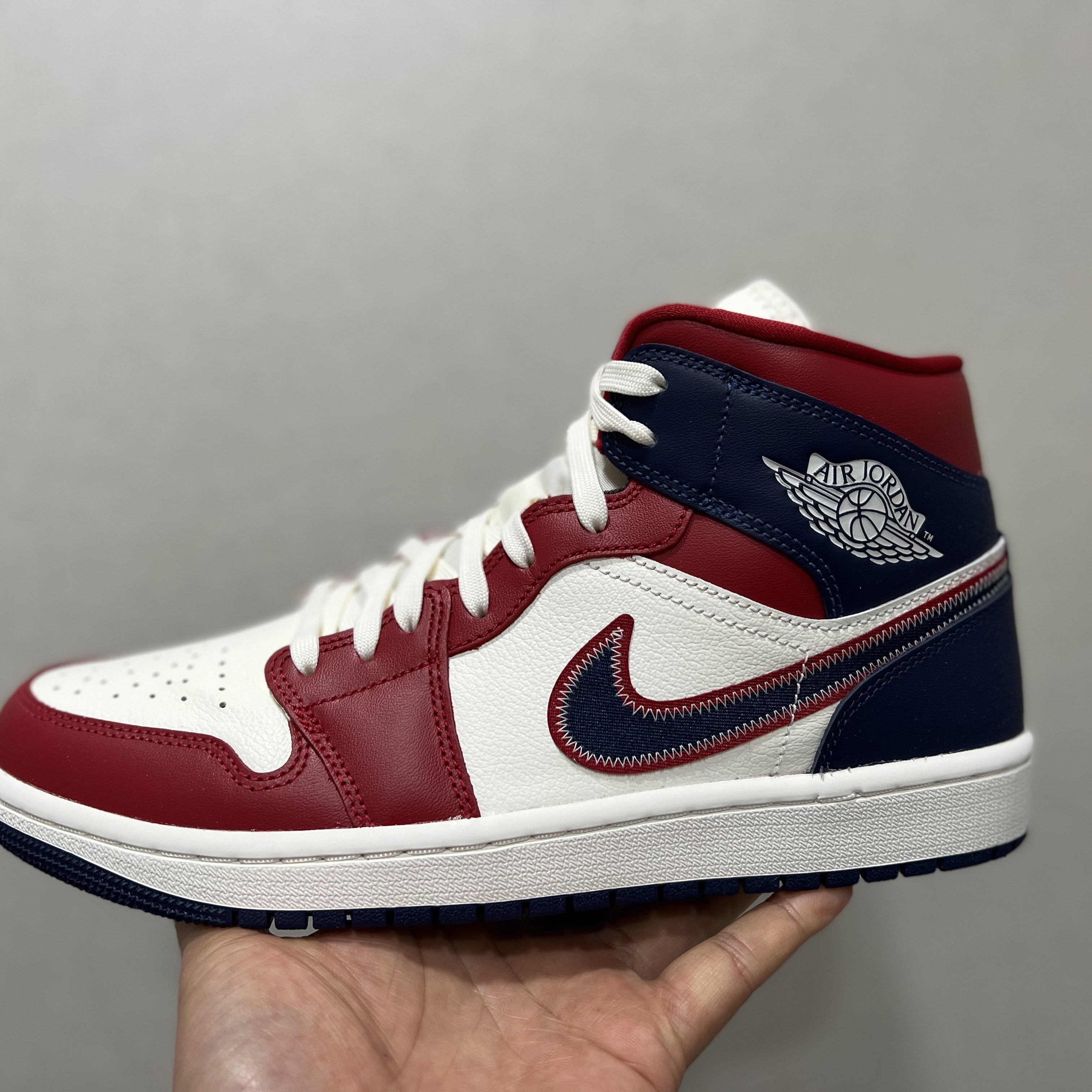 (W) Jordan 1 Mid SE Gym Red Midnight Navy 착용 스타일
