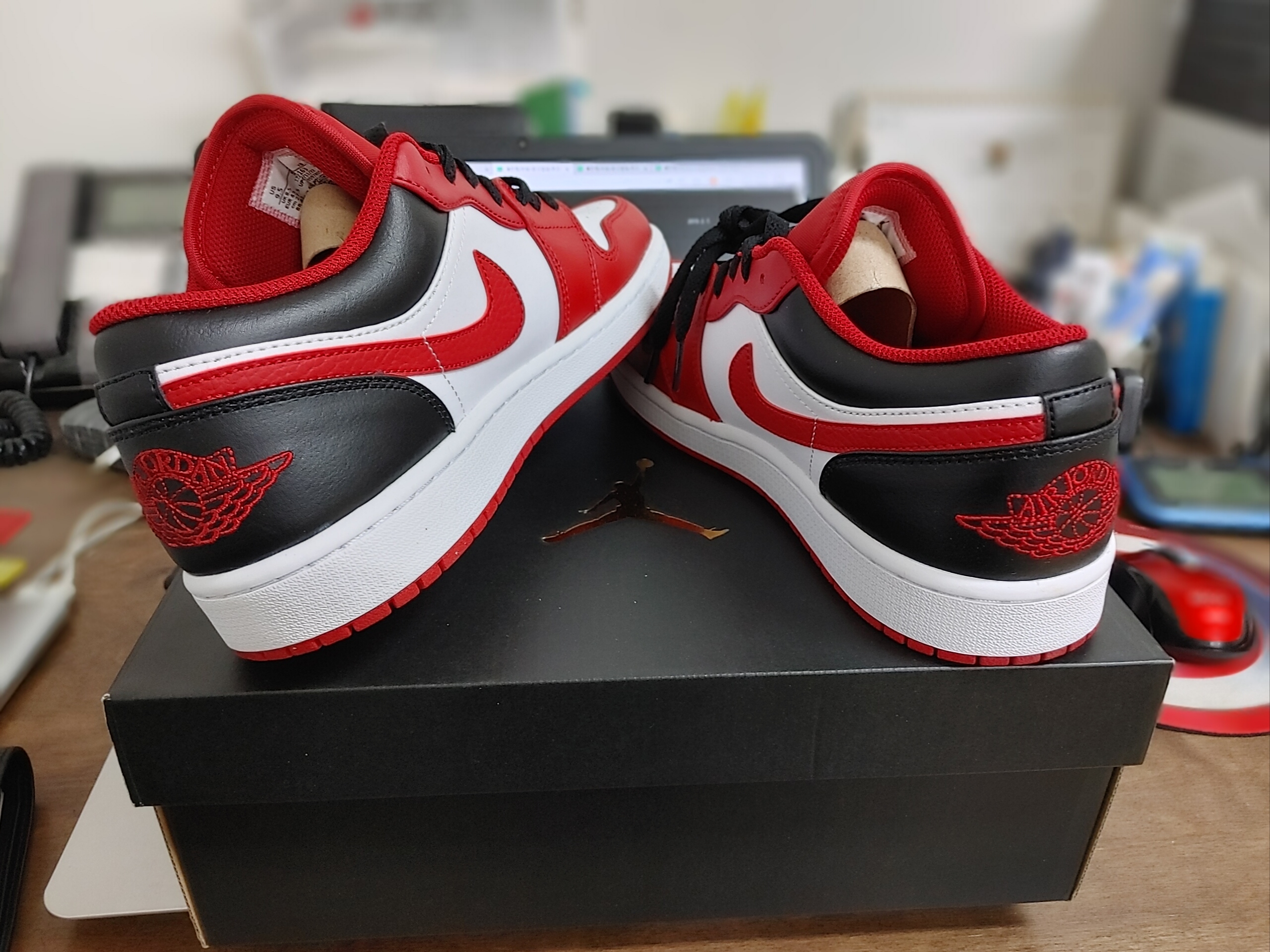 Jordan 1 Low White Gym Red Black 착용 스타일 - 3
