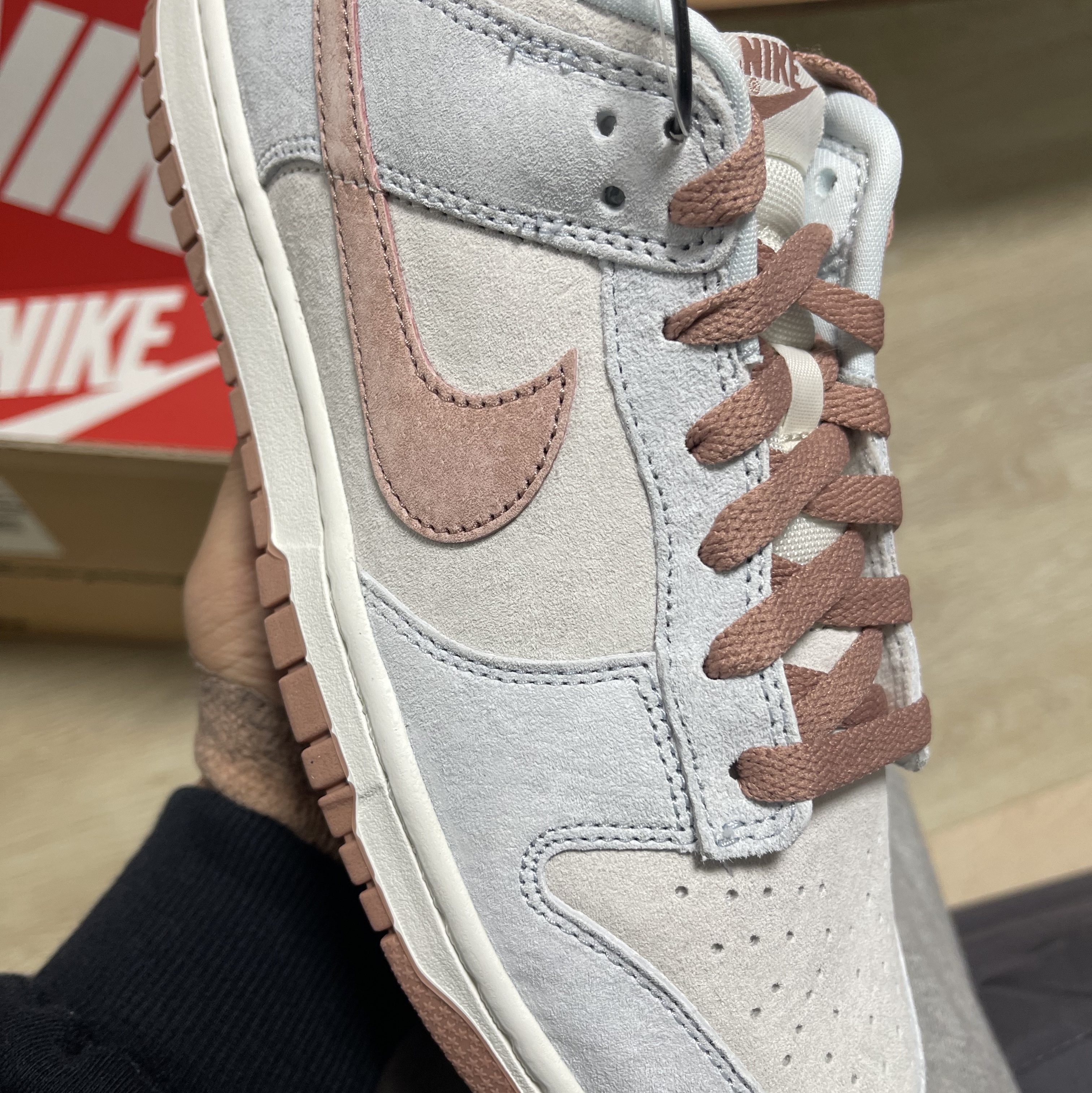Nike Dunk Low Retro PRM Fossil Rose 착용 스타일 - 4