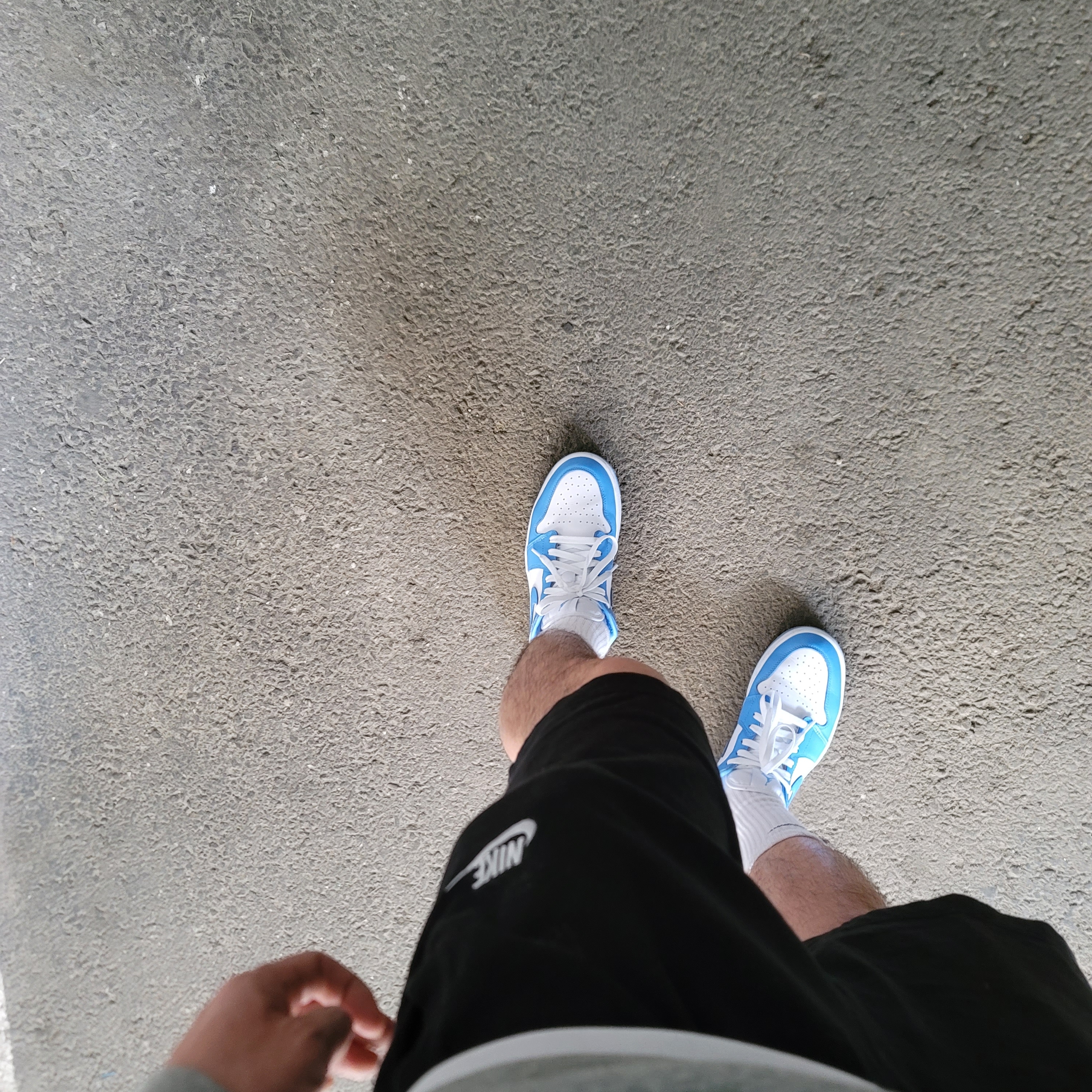 Jordan 1 Low Golf White and University Blue 착용 스타일