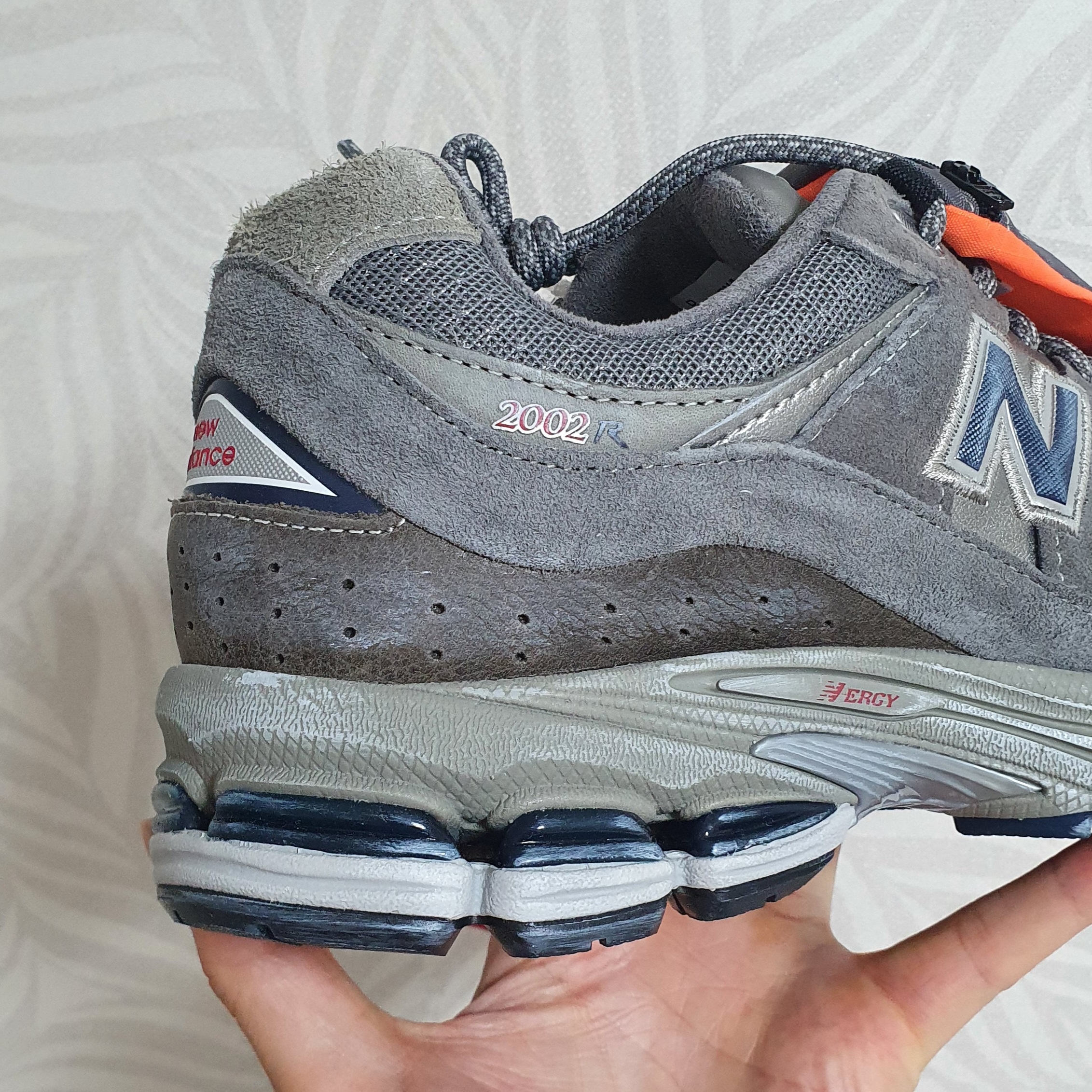 New Balance 2002R Premium Vintage Grey 착용 스타일 - 4