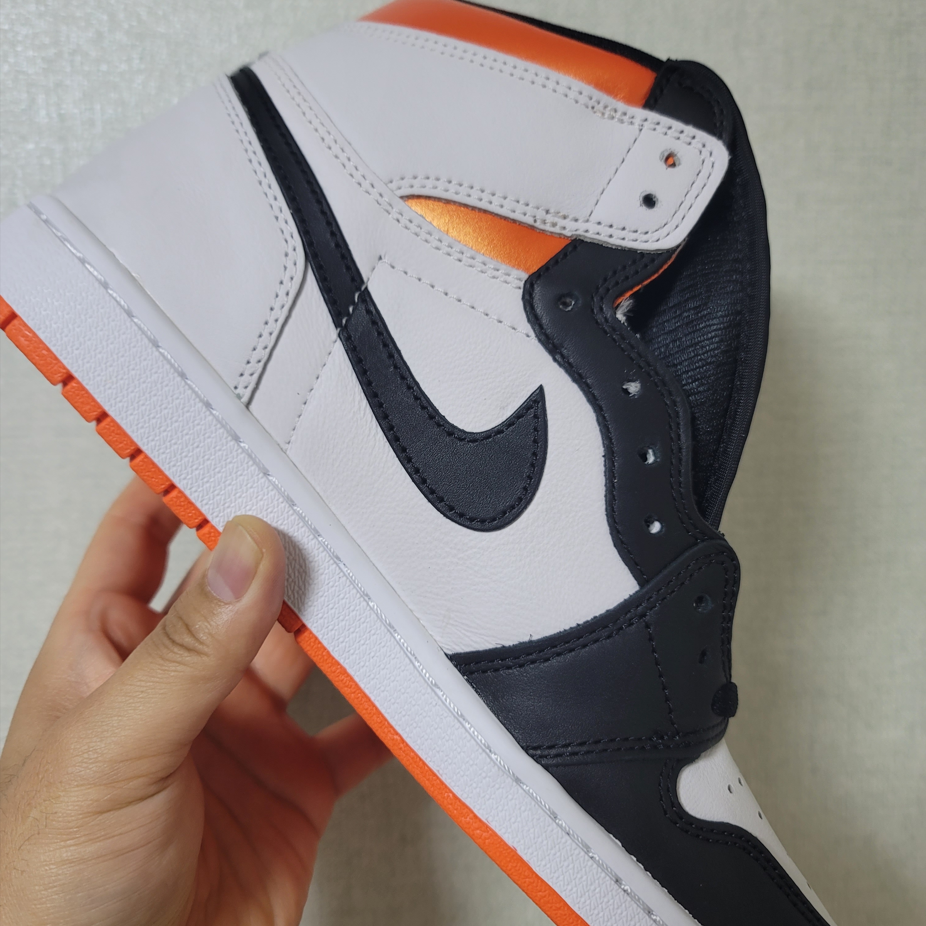 Jordan 1 Retro High OG Electro Orange 착용 스타일