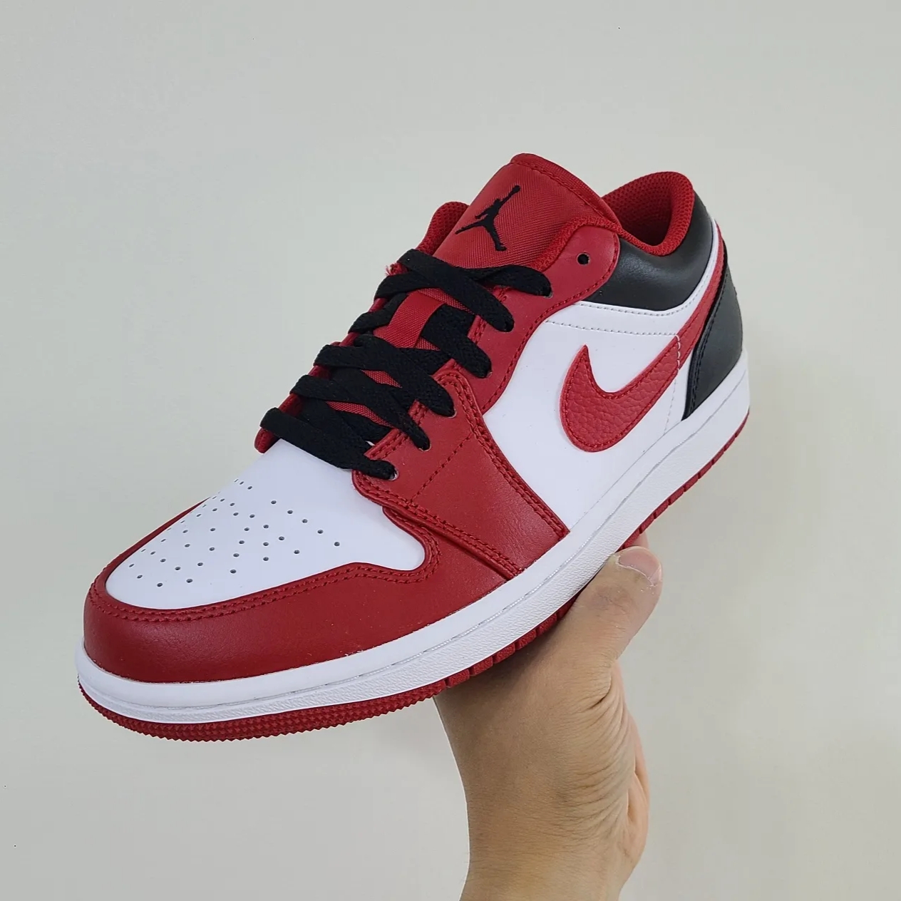 Jordan 1 Low White Gym Red Black 착용 스타일 - 1
