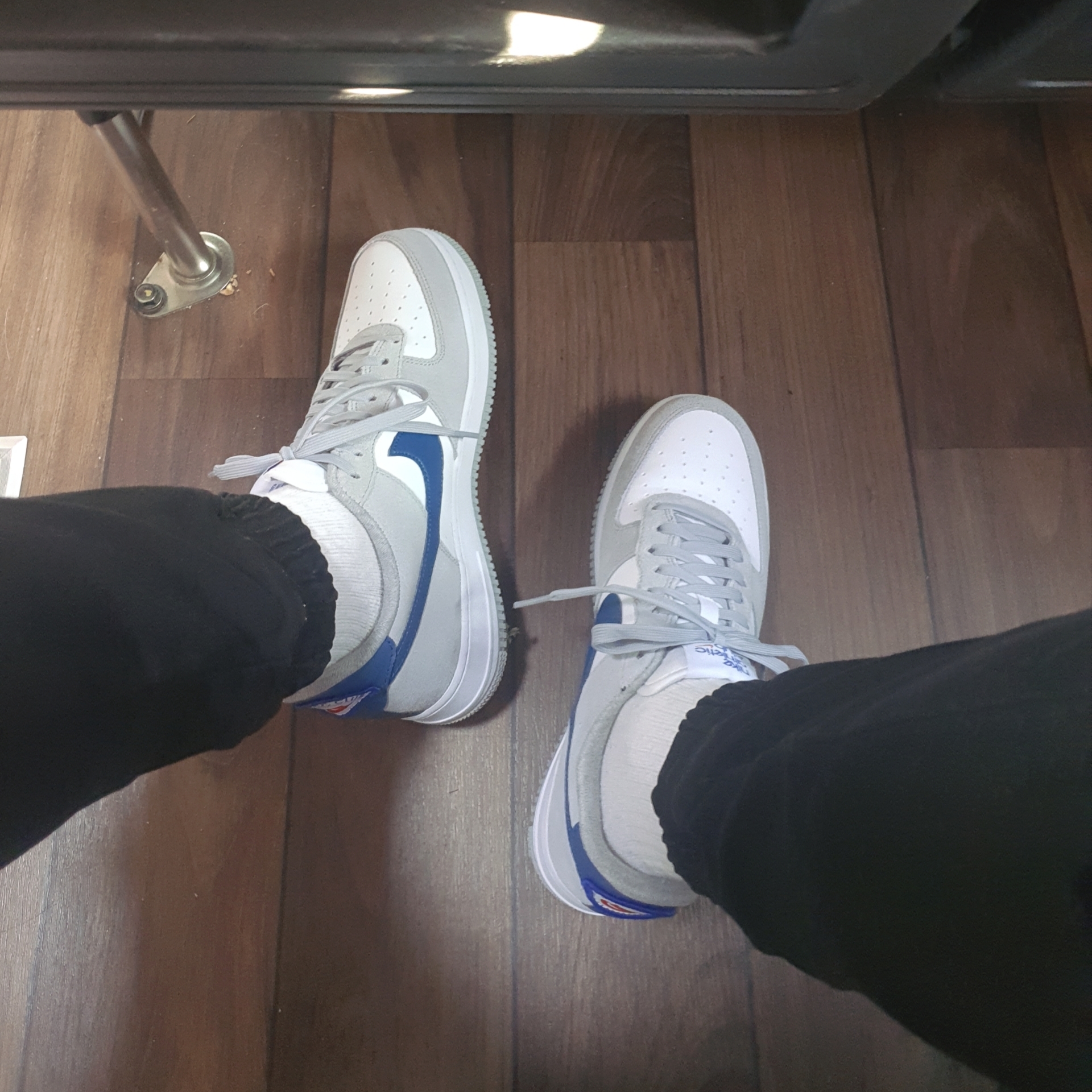 Nike Air Force 1 '07 LV8 Athletic Club Light Smoke Grey Marina 착용 스타일