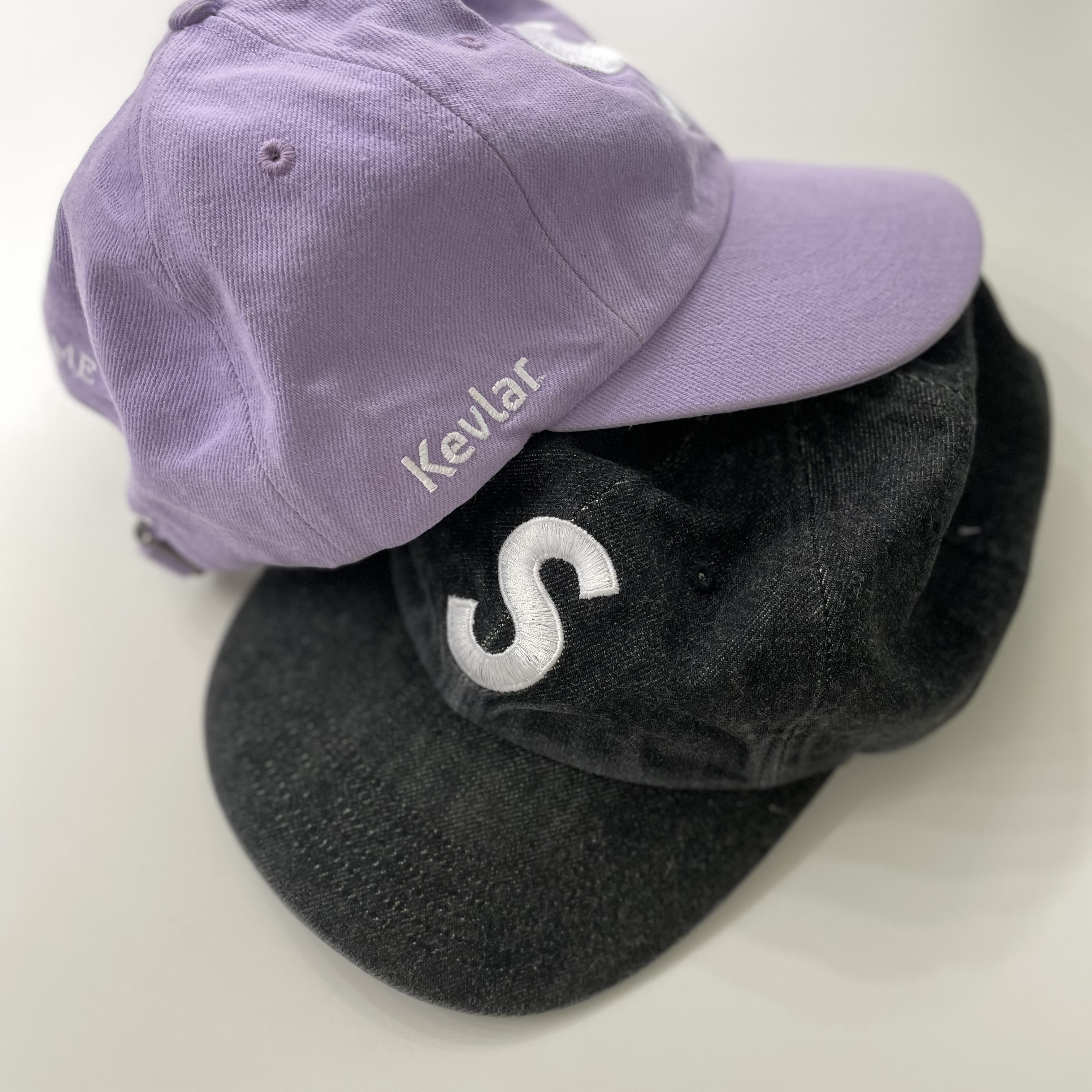 Supreme Kevlar Denim S Logo 6-Panel Light Purple - 22SS, Supreme Kevlar Denim S Logo 6-Panel Black - 22SS 착용 스타일