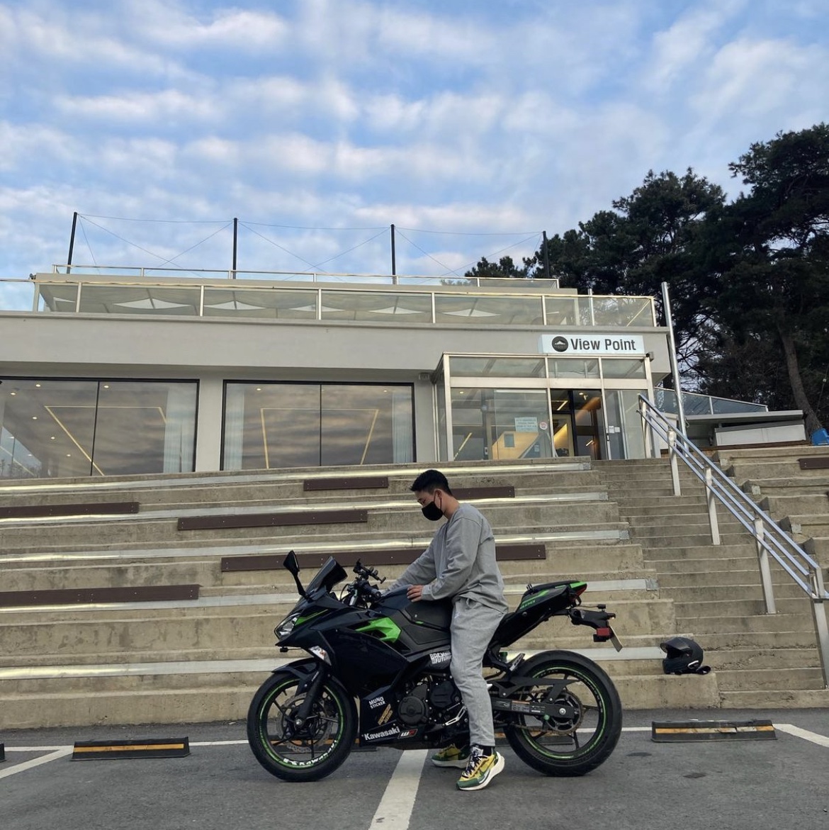 Nike x Sacai VaporWaffle Tour Yellow & Gorge Green Sail 착용 스타일