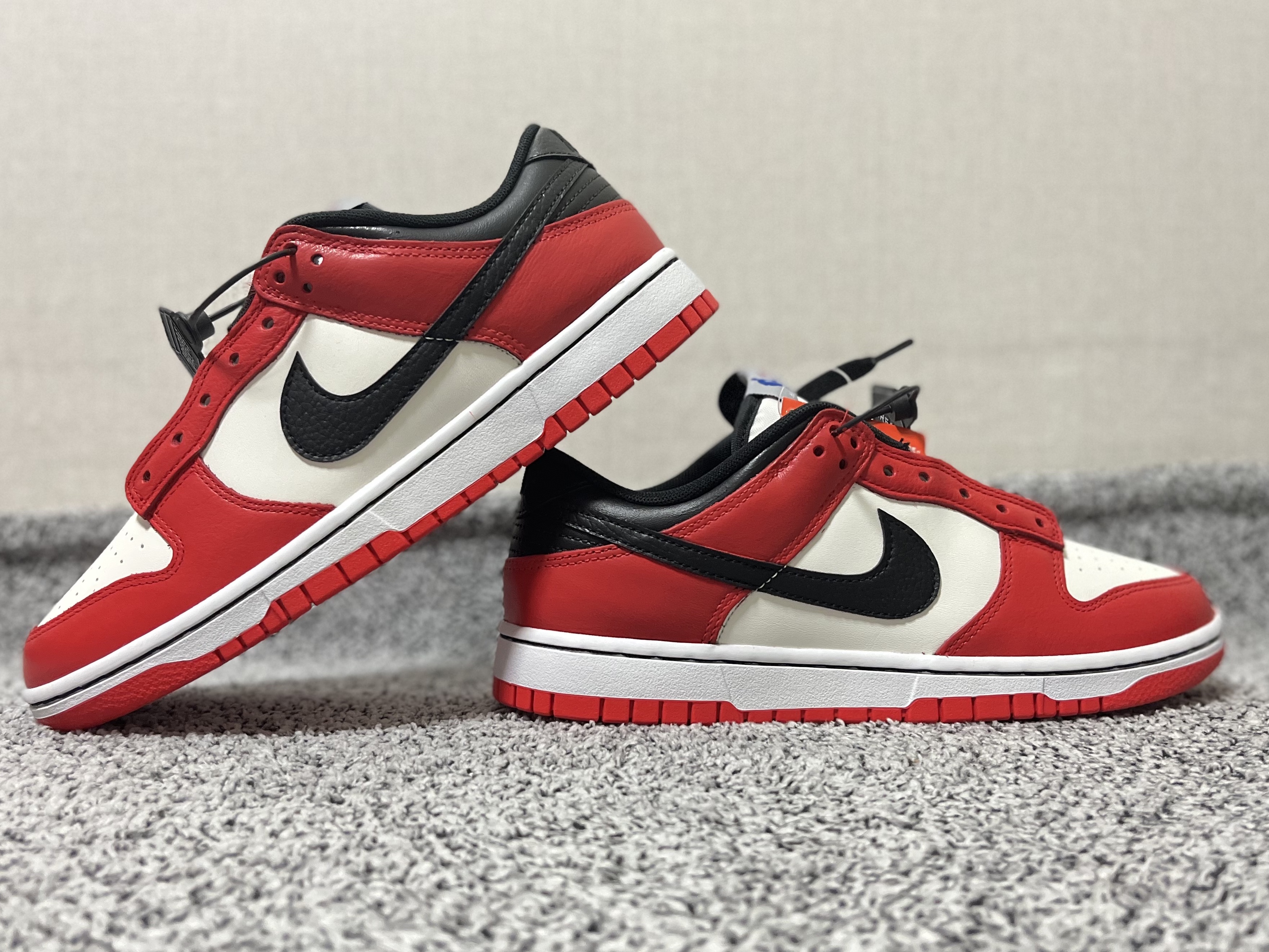 Nike x NBA Dunk Low Retro EMB Black and Chile Red, (GS) Nike x NBA Dunk Low Black and Chile Red 착용 스타일 - 1
