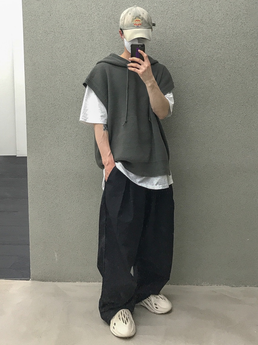 Adidas Yeezy Foam RNNR Sand 착용 스타일