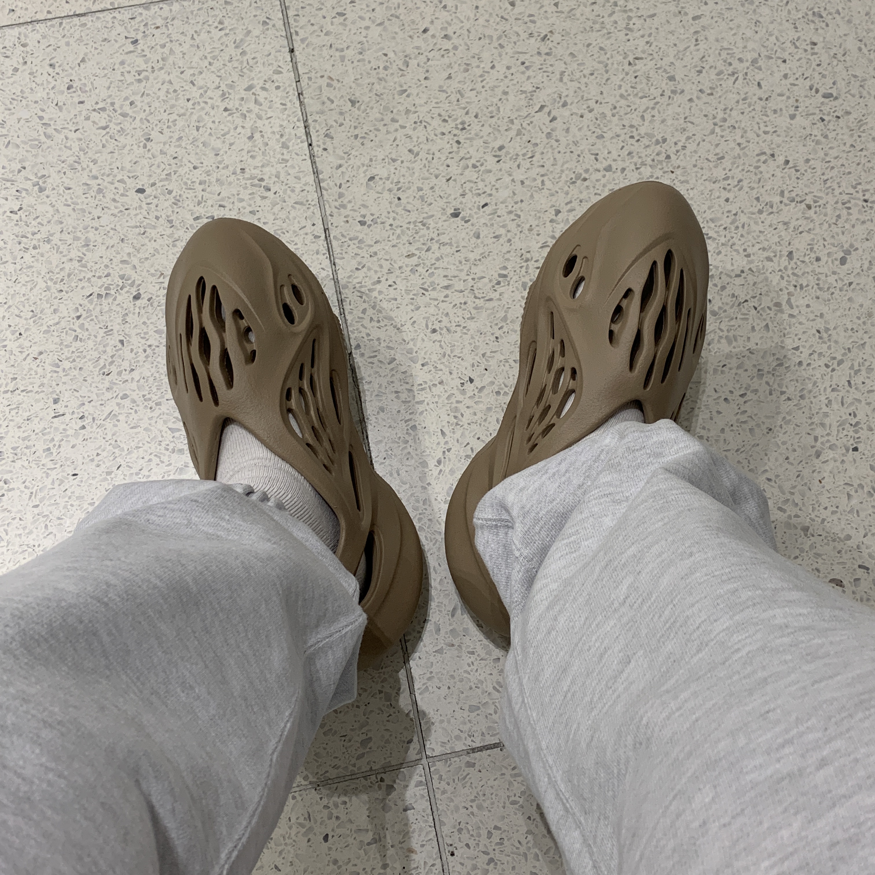 Adidas Yeezy Foam RNNR Mist 착용 스타일