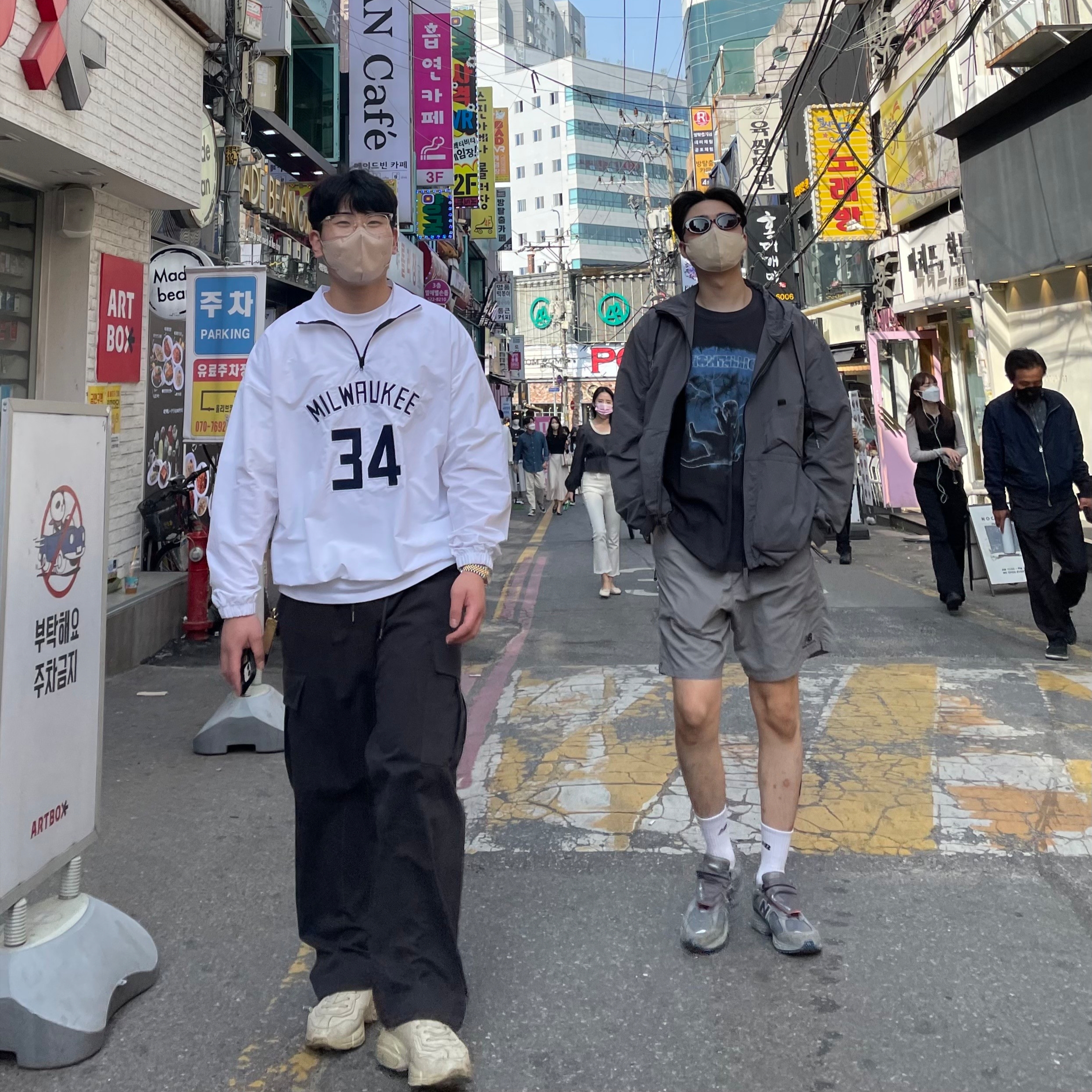 Gucci Rhyton Leather Sneakers Distressed Ivory, New Balance 2002R Premium Vintage Grey 착용 스타일