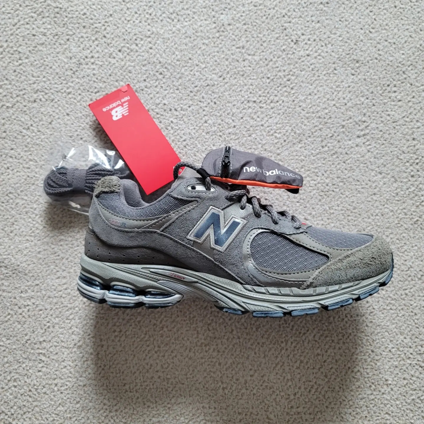 New Balance 2002R Premium Vintage Grey 착용 스타일 - 1