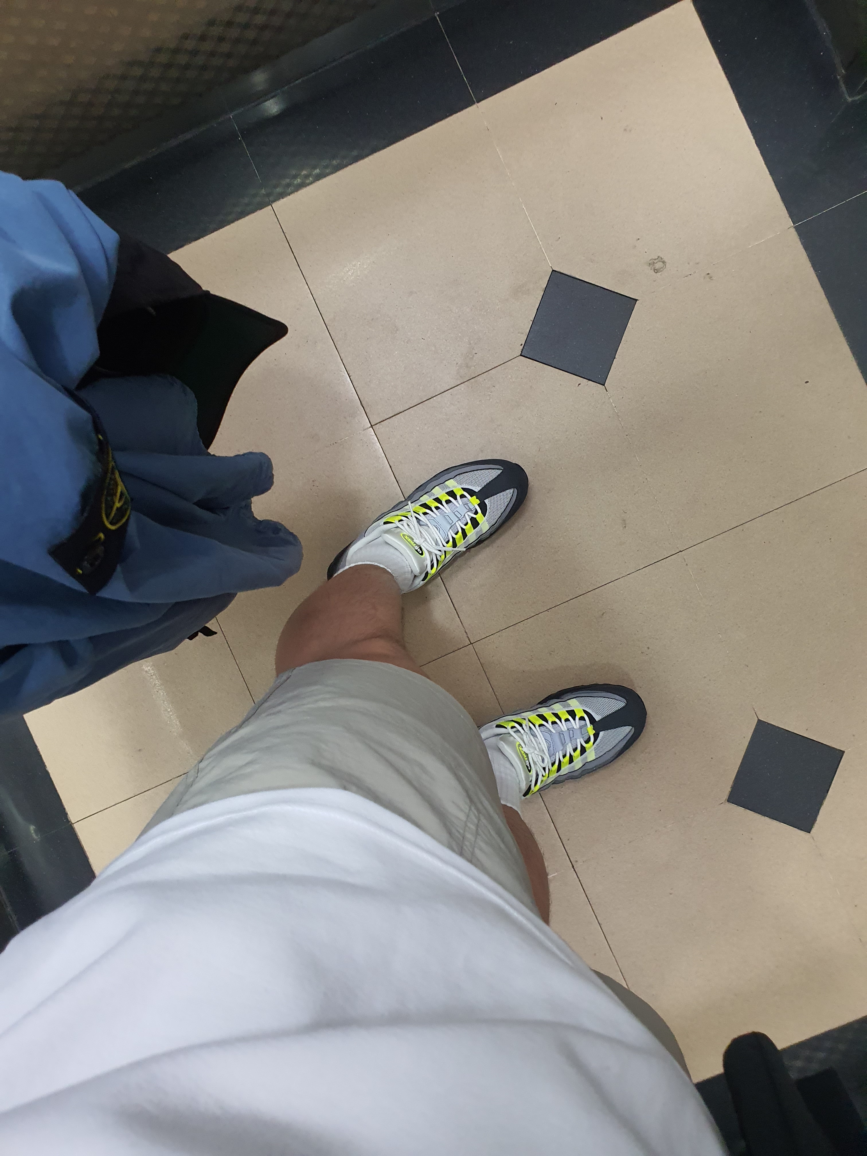 Stone Island 114WN T.CO+OLD Overshirt Pastel Blue - 22SS, Nike Air Max 95 OG Neon Yellow 2020 착용 스타일