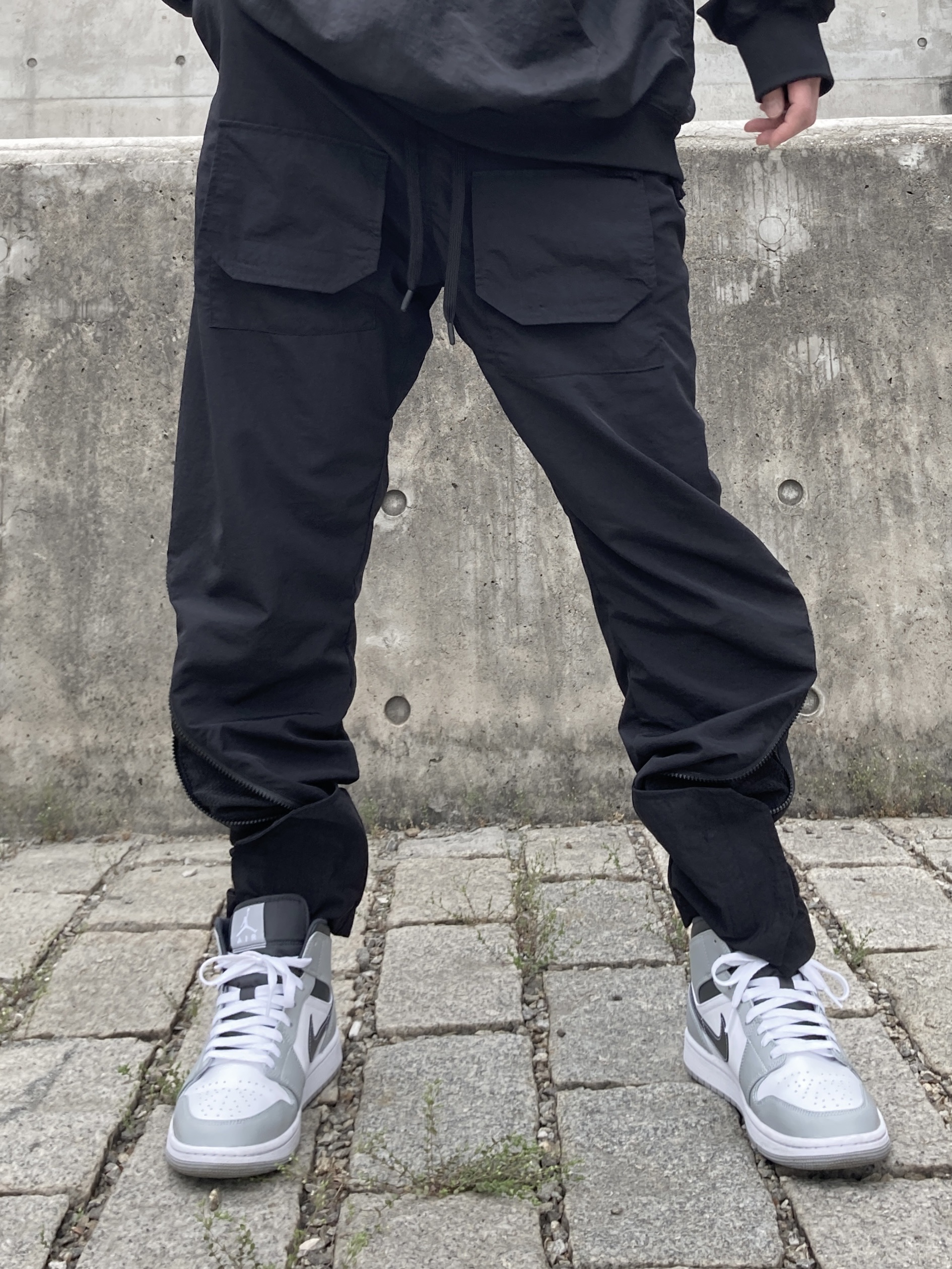 Jordan 1 Mid Light Smoke Grey Anthracite, Essentials x New Era Retro Crown Strapback Black 착용 스타일 - 3