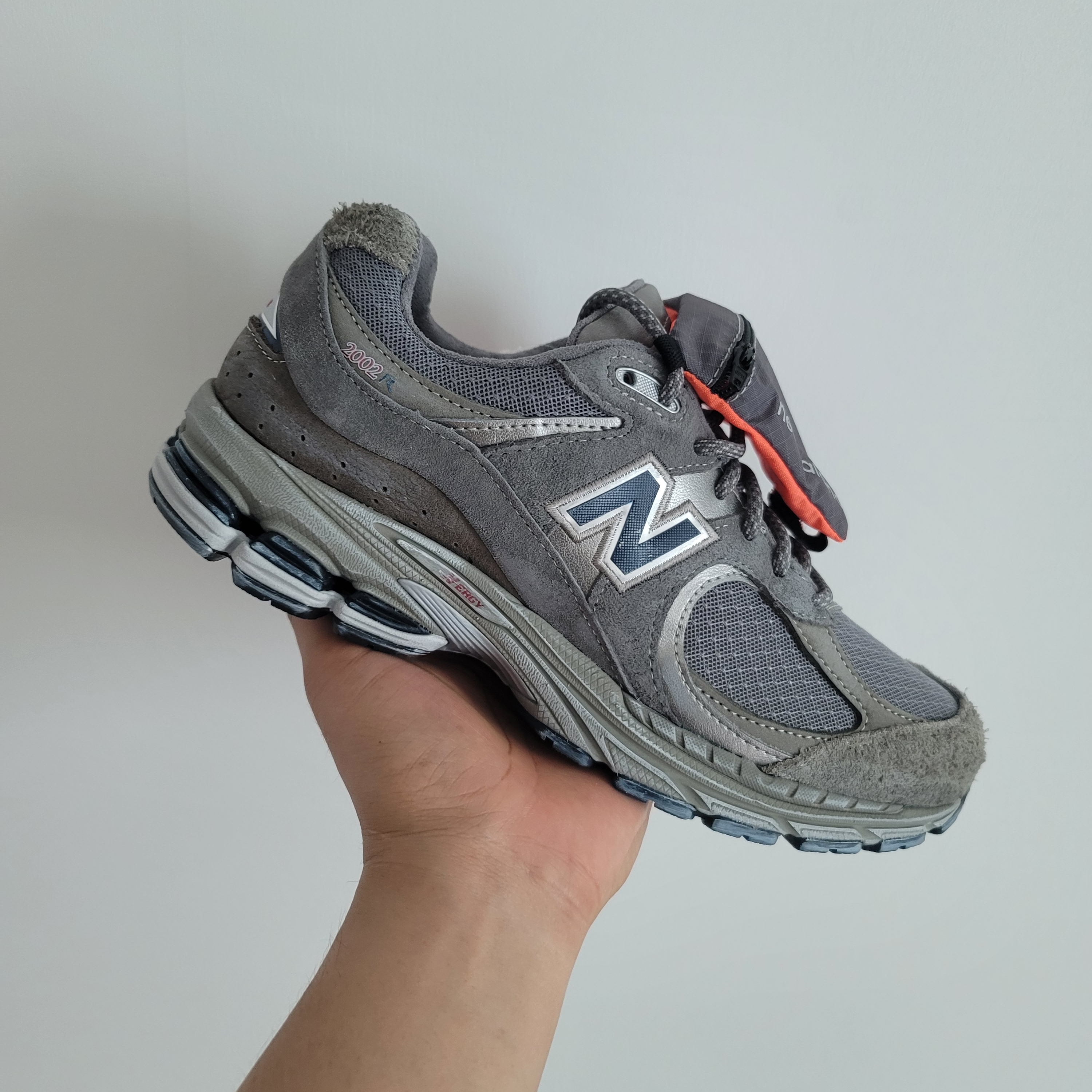 New Balance 2002R Premium Vintage Grey 착용 스타일 - 2