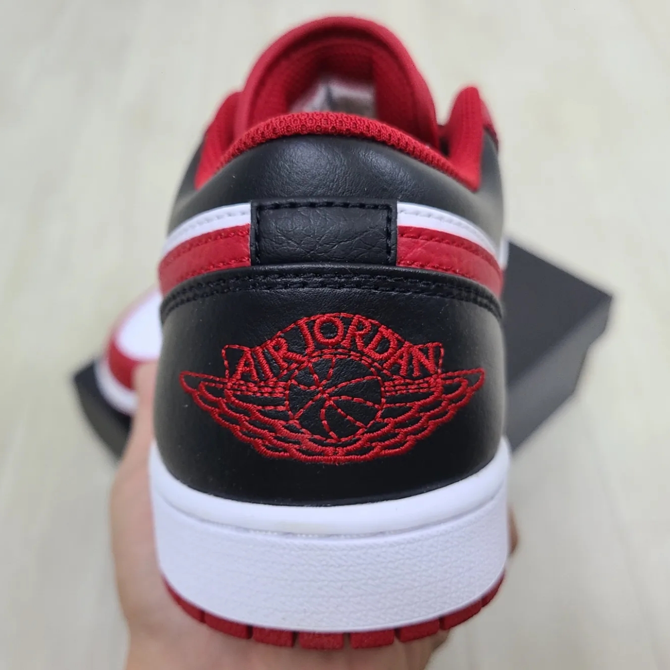 Jordan 1 Low White Gym Red Black 착용 스타일 - 3