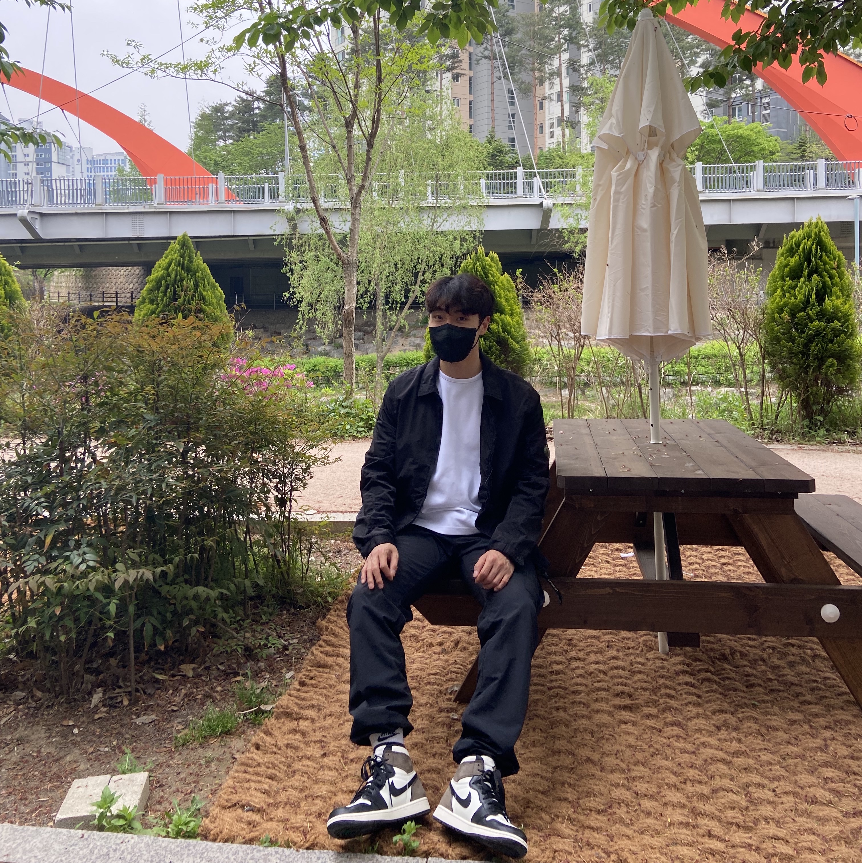 Jordan 1 Retro High OG Black Mocha, C.P. Company Chrome Zipped Sport Jacket Black 착용 스타일