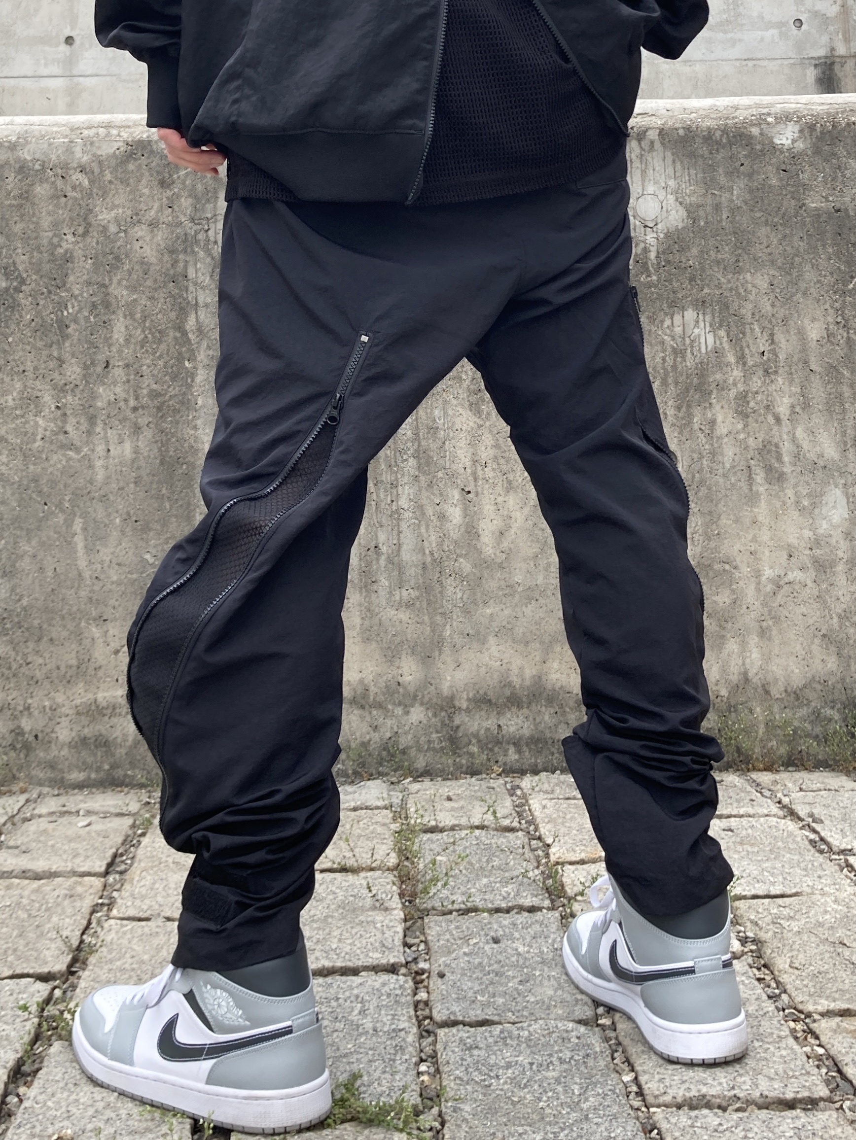 Jordan 1 Mid Light Smoke Grey Anthracite, Essentials x New Era Retro Crown Strapback Black 착용 스타일 - 4