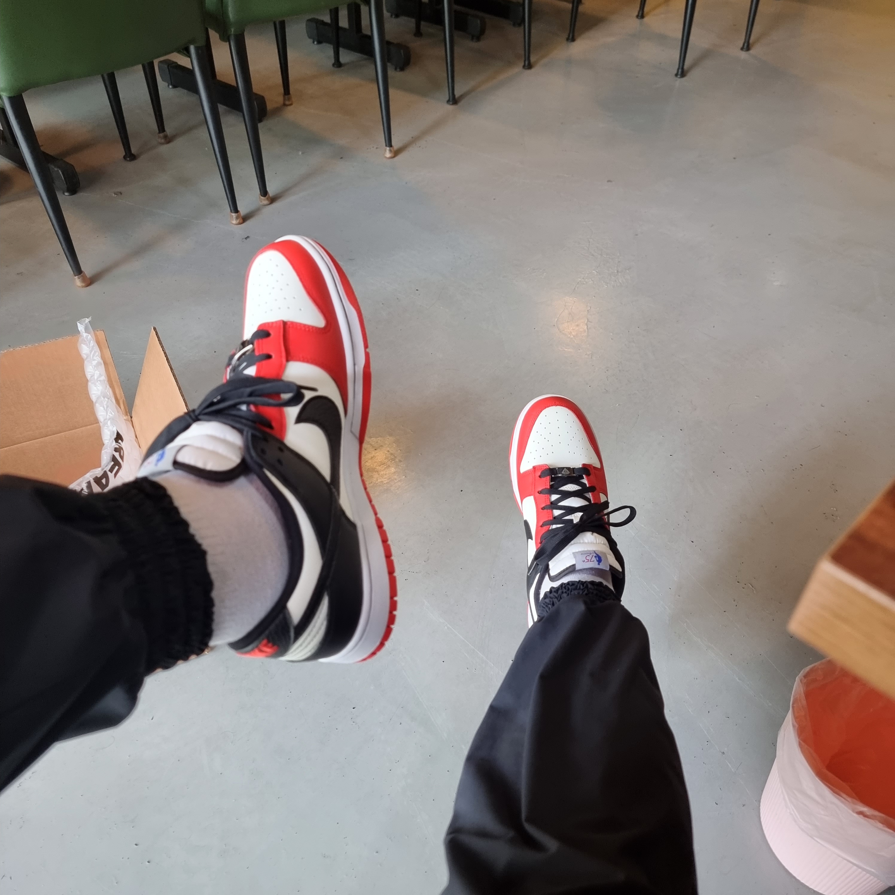 Nike x NBA Dunk Low Retro EMB Black and Chile Red 착용 스타일 - 4