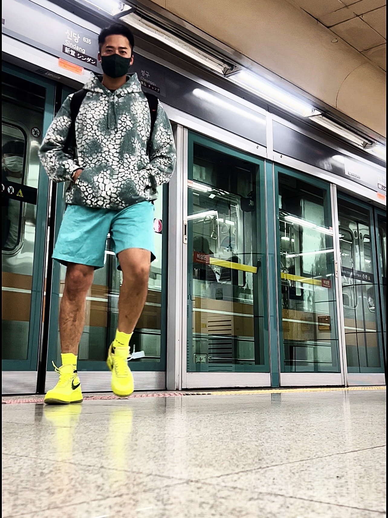Supreme Bleached Leopard Hooded Sweatshirt Black - 21FW, Supreme Waxed Cotton Camp Cap Green - 21FW 착용 스타일 - 3