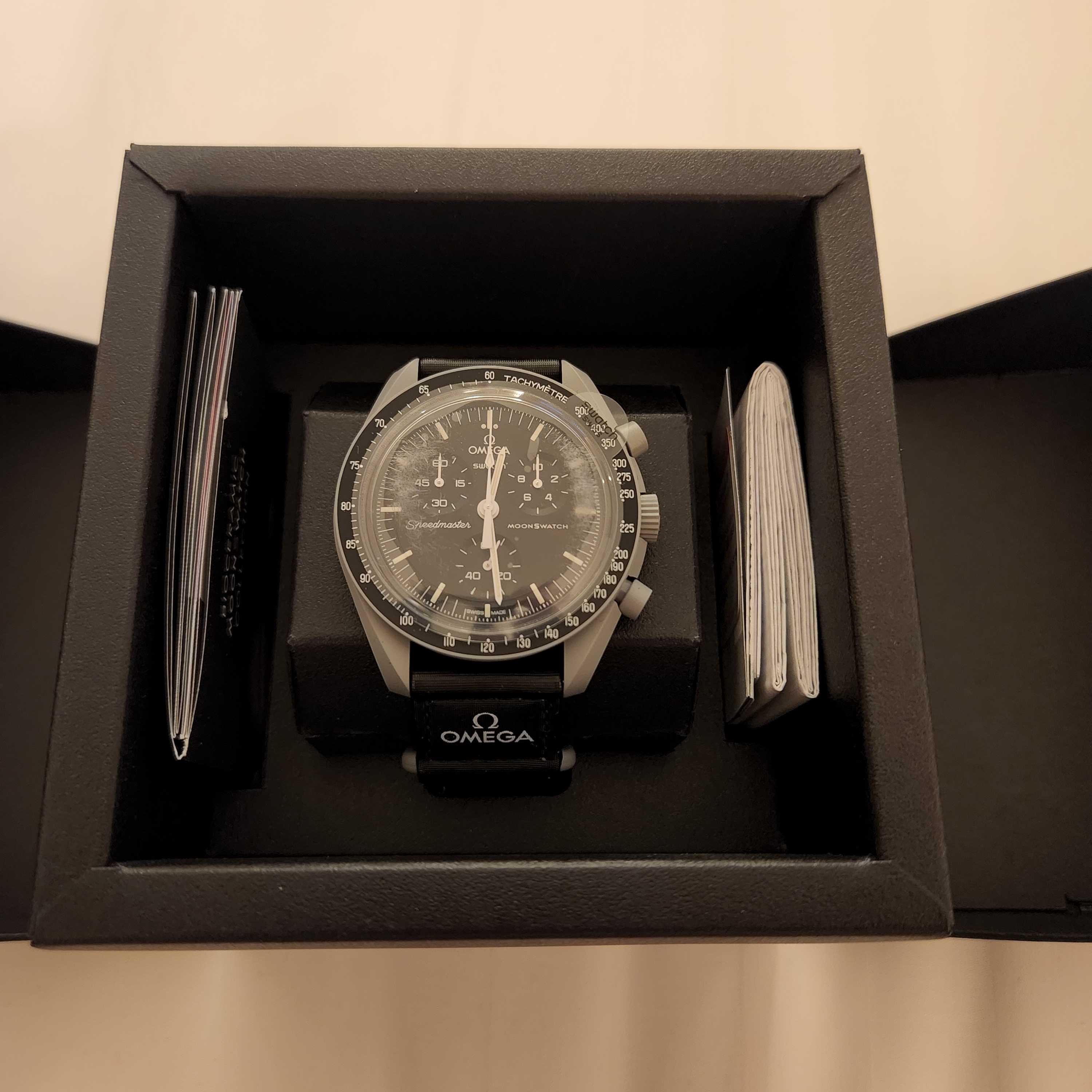 Swatch x Omega Bioceramic MoonSwatch Mission To The Moon 착용 스타일