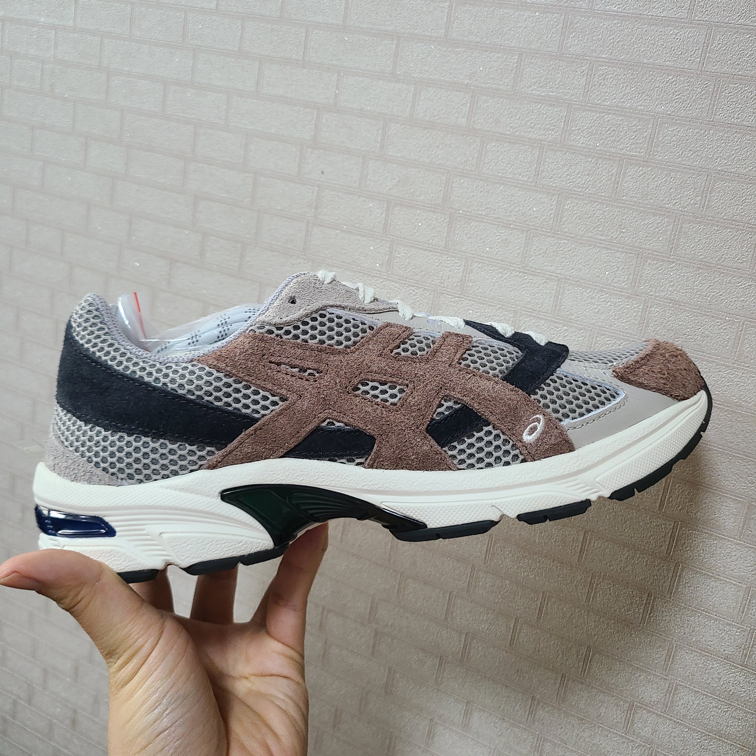 Asics x Hal Studios Gel-1130 Smoke Grey 착용 스타일