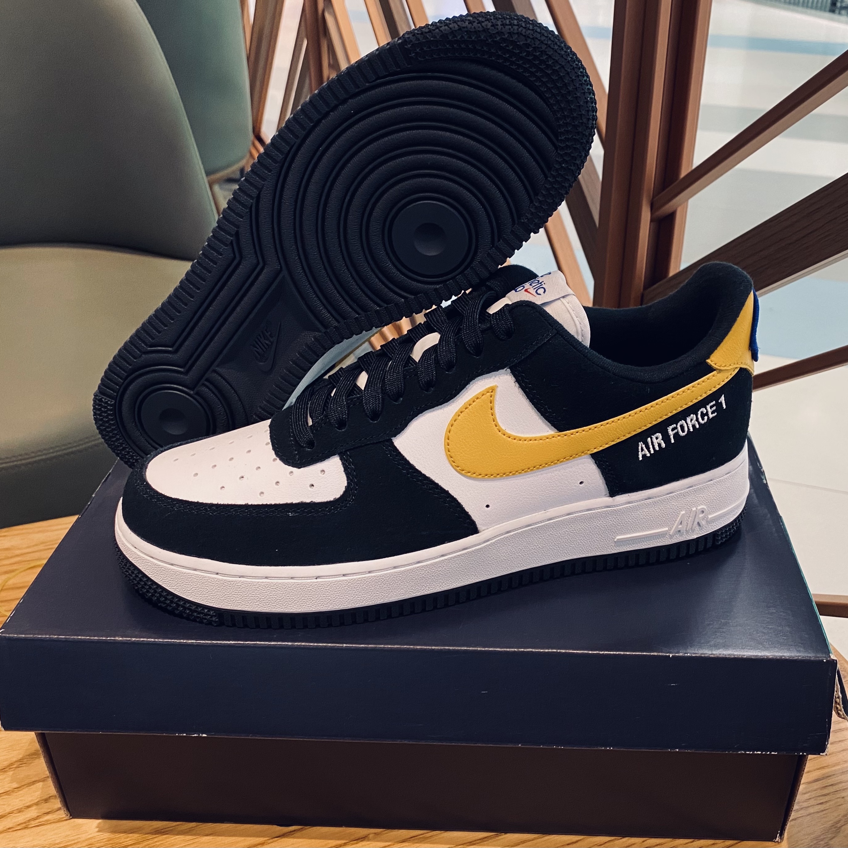 Nike Air Force 1 '07 LV8 Athletic Club Black Dark Sulfur 착용 스타일 - 2