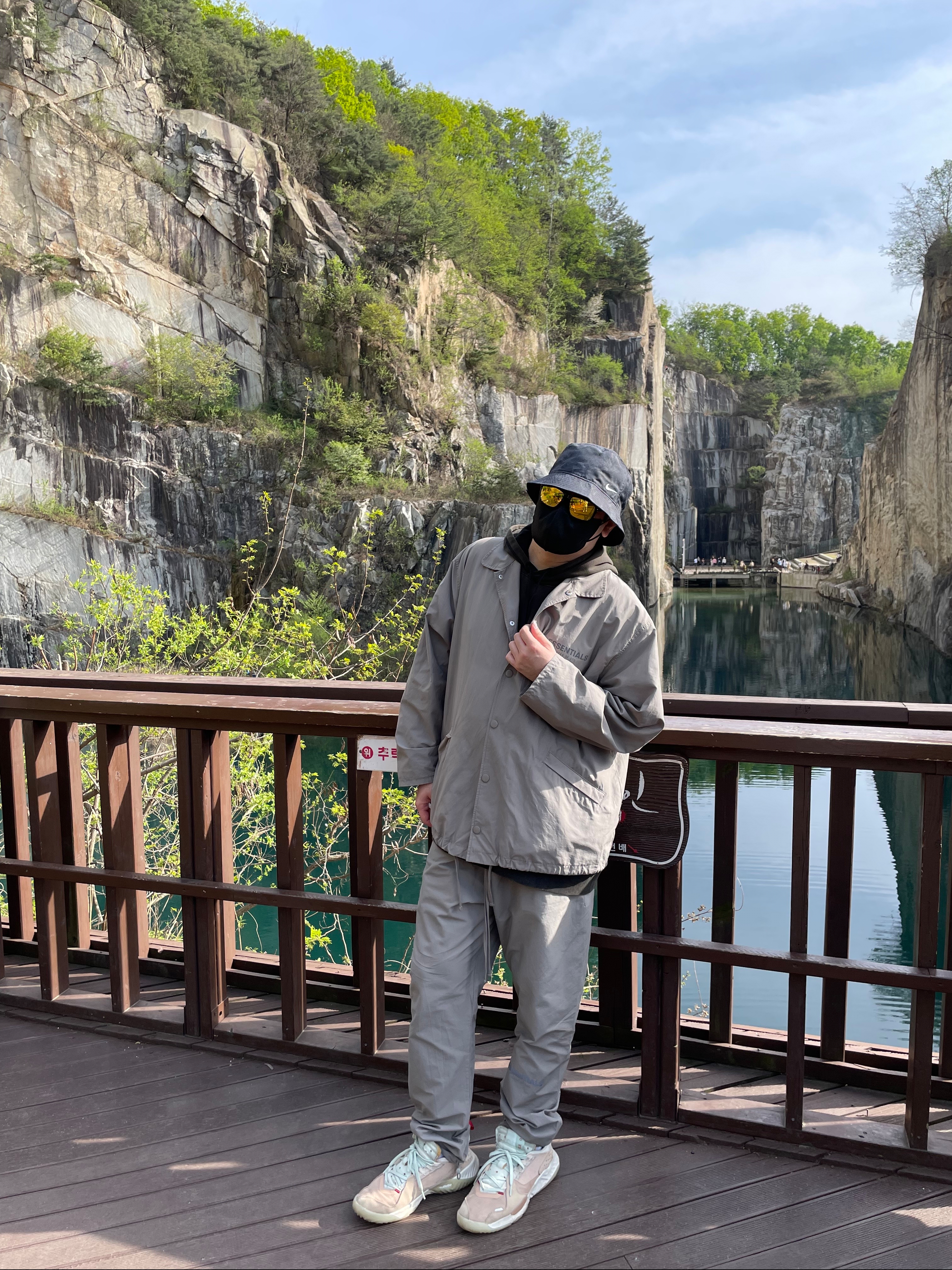 Nike NRG Bucket Hat Black, Essentials Coach Jacket Taupe - 21SS 착용 스타일 - 2